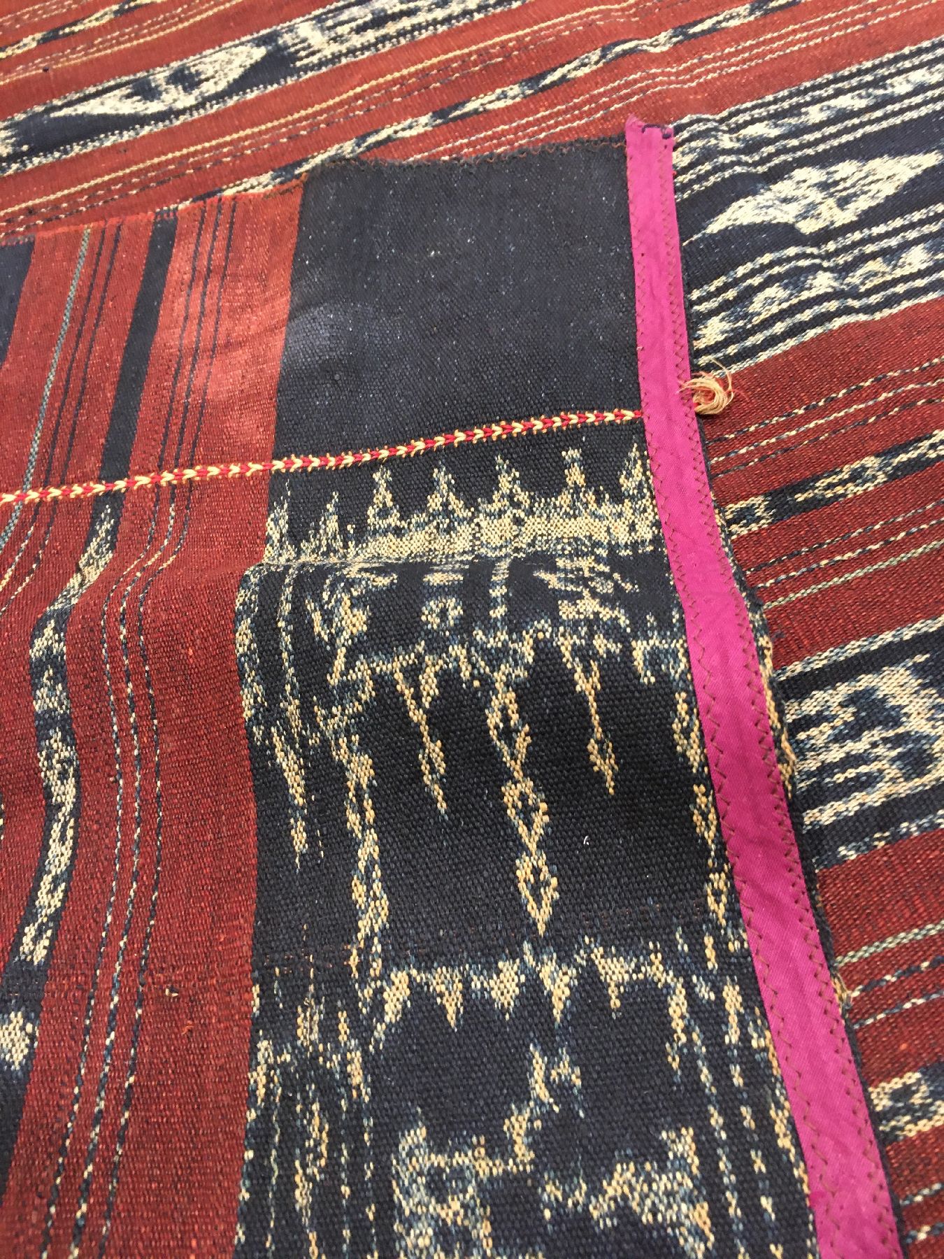 Detail g: Feines indonesisches "Ikat" alt, Indonesien, um 1930, Baumwolle. Feines Ikat-Tuch der Einheimischen mit charakteristischen Muster. ...