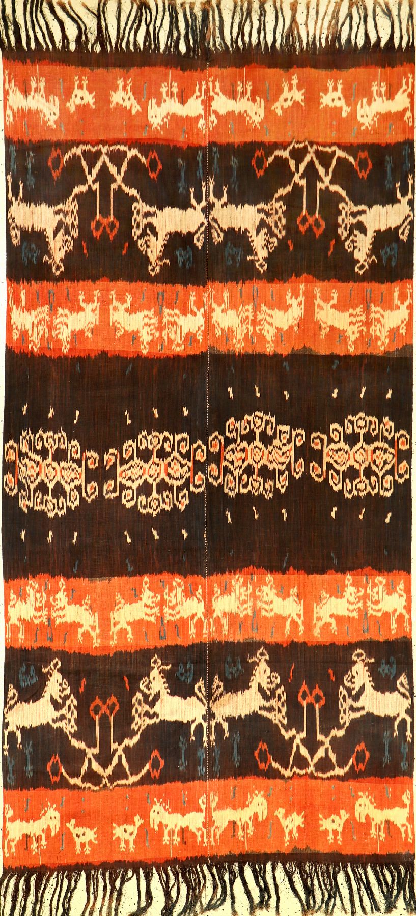 Indonesisches Sumba "Ikat" alt, Indonesien, um 1920, Baumwolle. Seltenes und sehr dekoratives Ikat-Tuch der Einheimischen in typischer ...