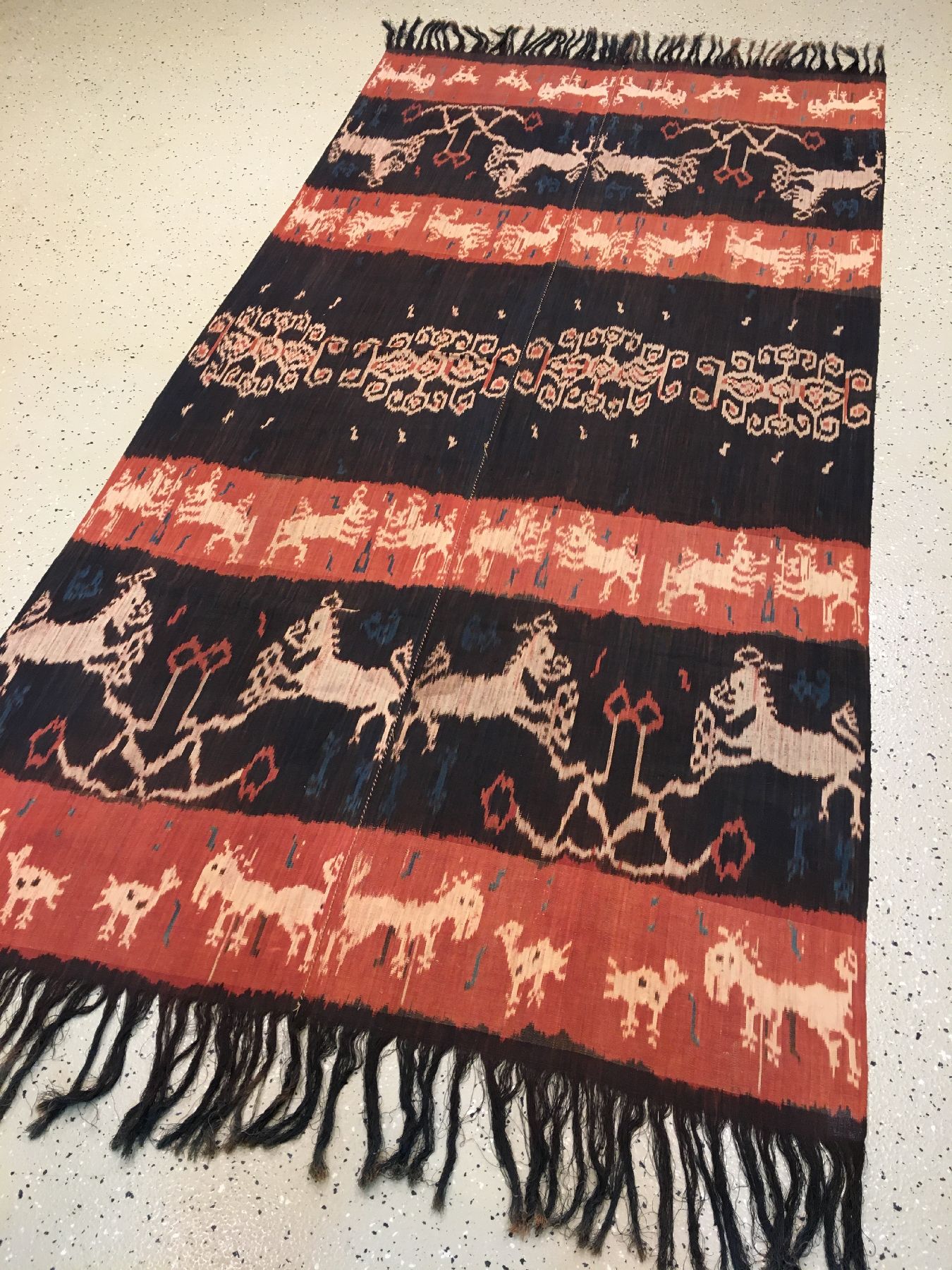 Detail a: Indonesisches Sumba "Ikat" alt, Indonesien, um 1920, Baumwolle. Seltenes und sehr dekoratives Ikat-Tuch der Einheimischen in typischer ...