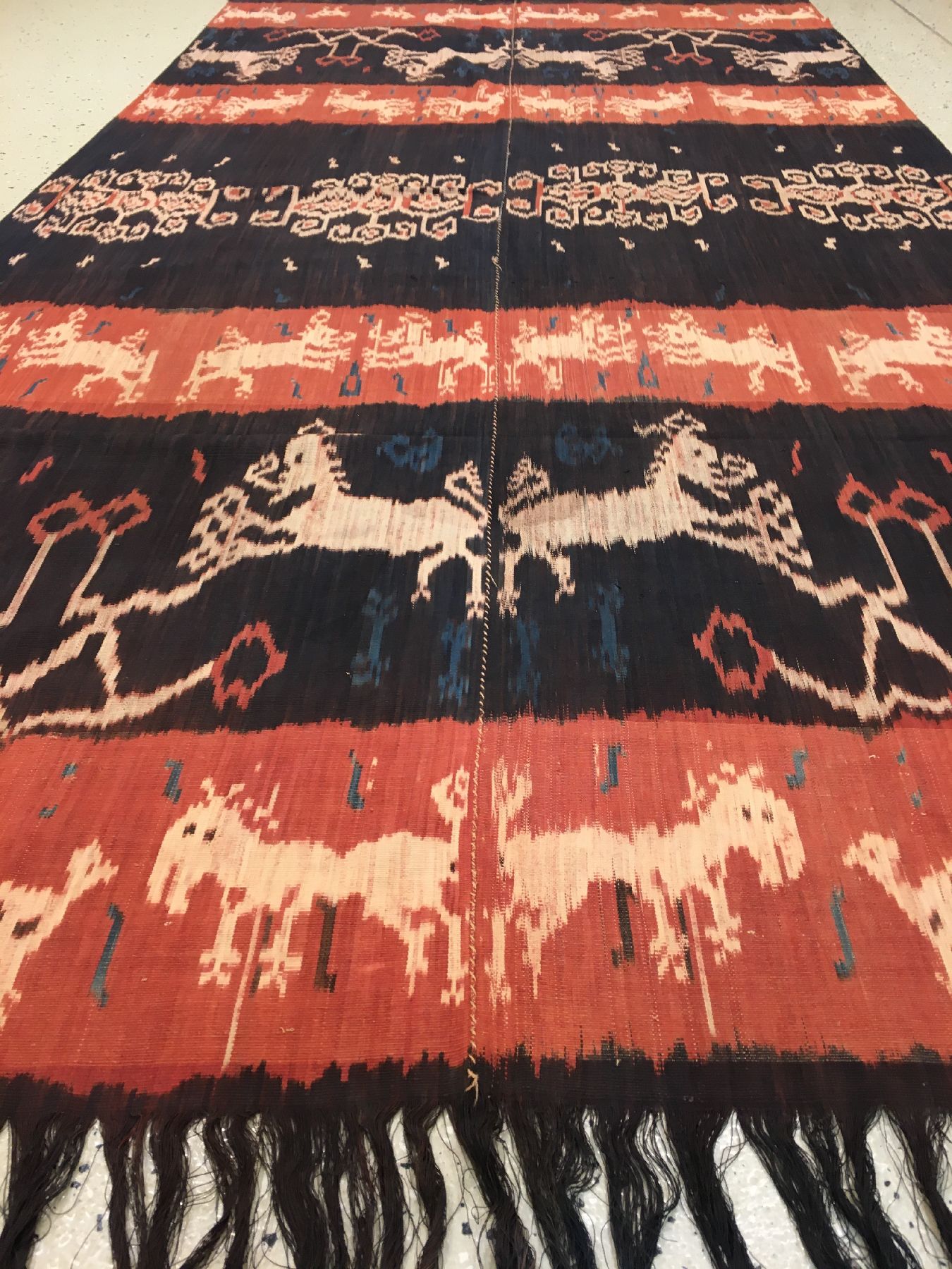 Detail b: Indonesisches Sumba "Ikat" alt, Indonesien, um 1920, Baumwolle. Seltenes und sehr dekoratives Ikat-Tuch der Einheimischen in typischer ...