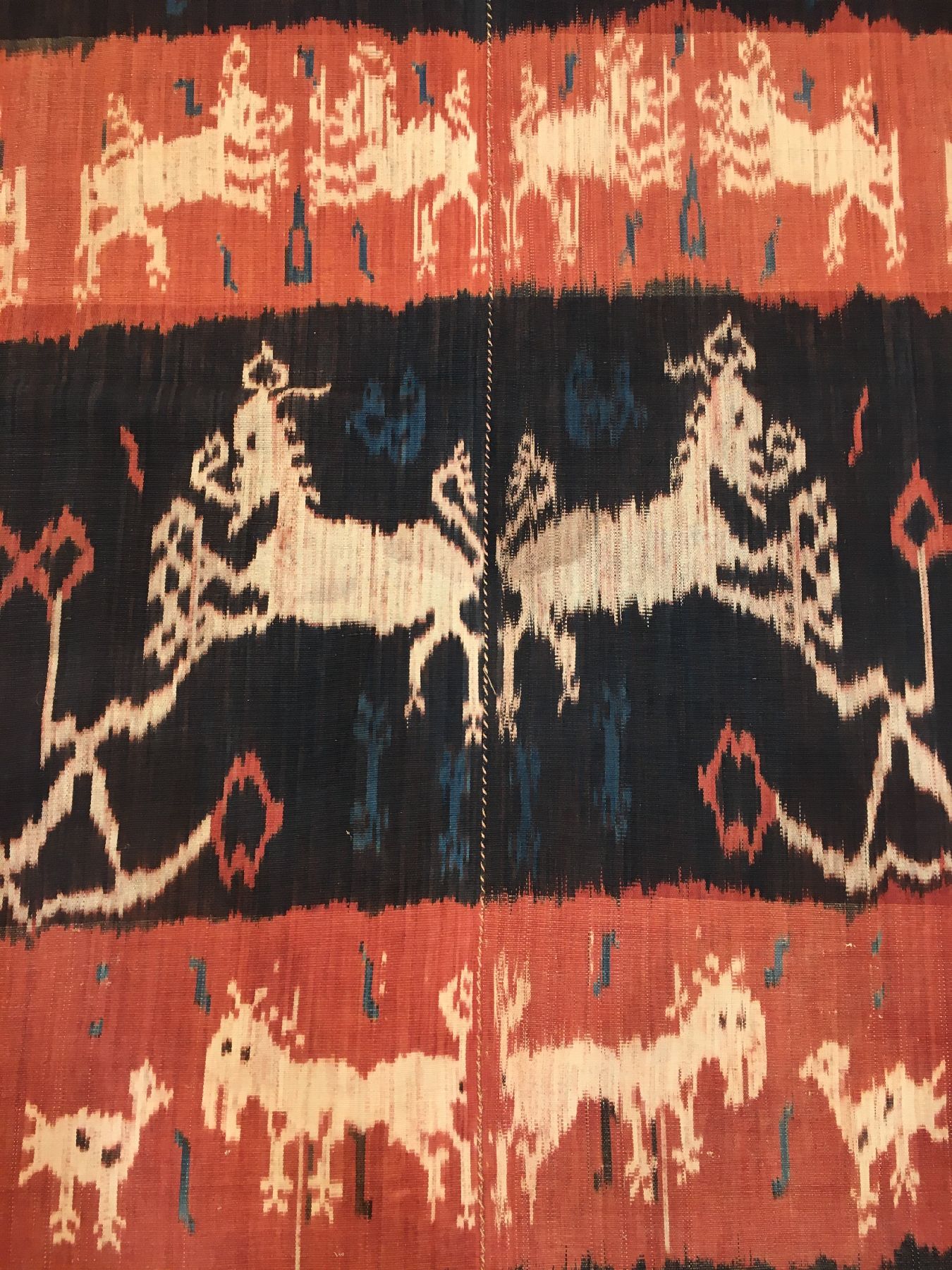 Detail c: Indonesisches Sumba "Ikat" alt, Indonesien, um 1920, Baumwolle. Seltenes und sehr dekoratives Ikat-Tuch der Einheimischen in typischer ...