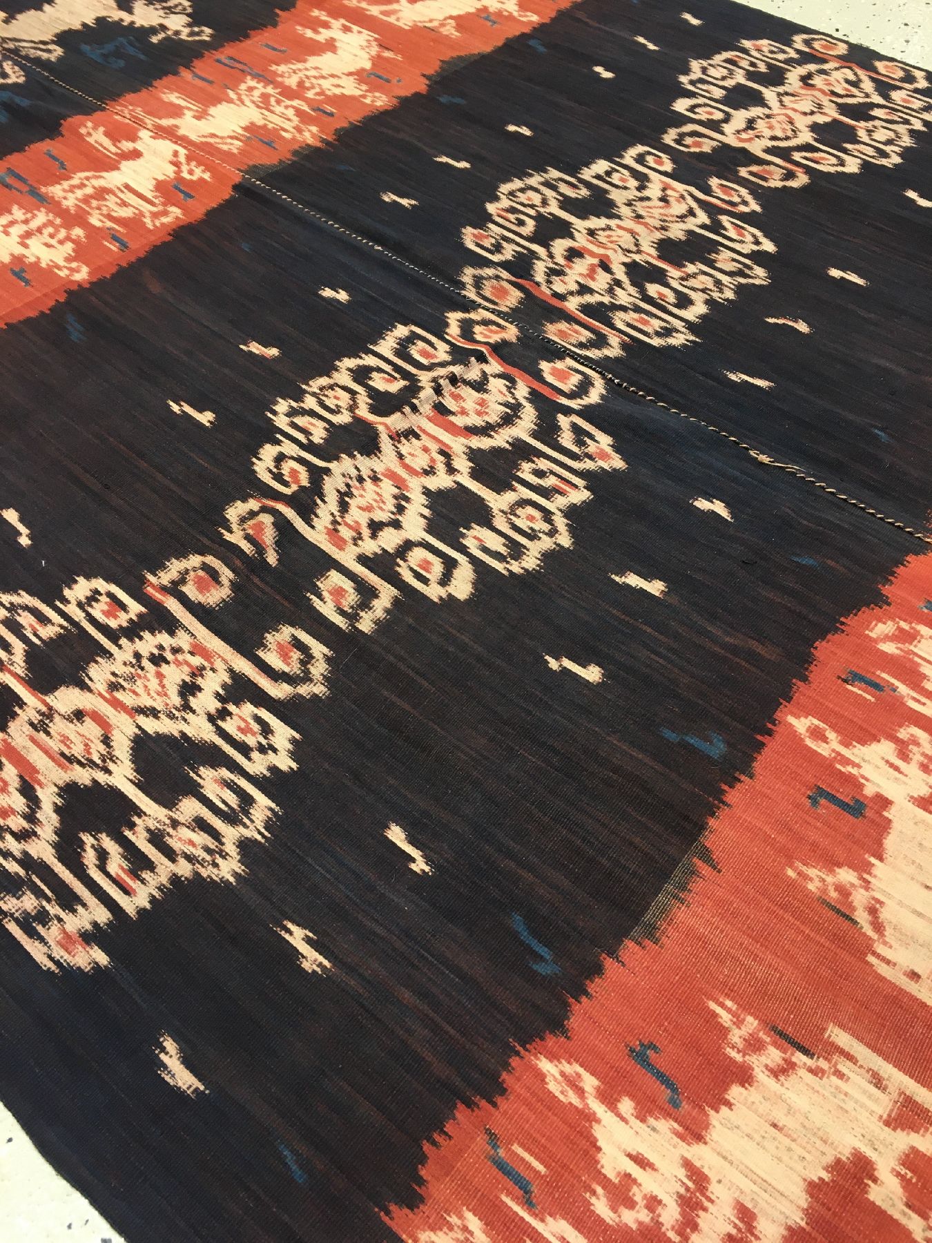 Detail d: Indonesisches Sumba "Ikat" alt, Indonesien, um 1920, Baumwolle. Seltenes und sehr dekoratives Ikat-Tuch der Einheimischen in typischer ...