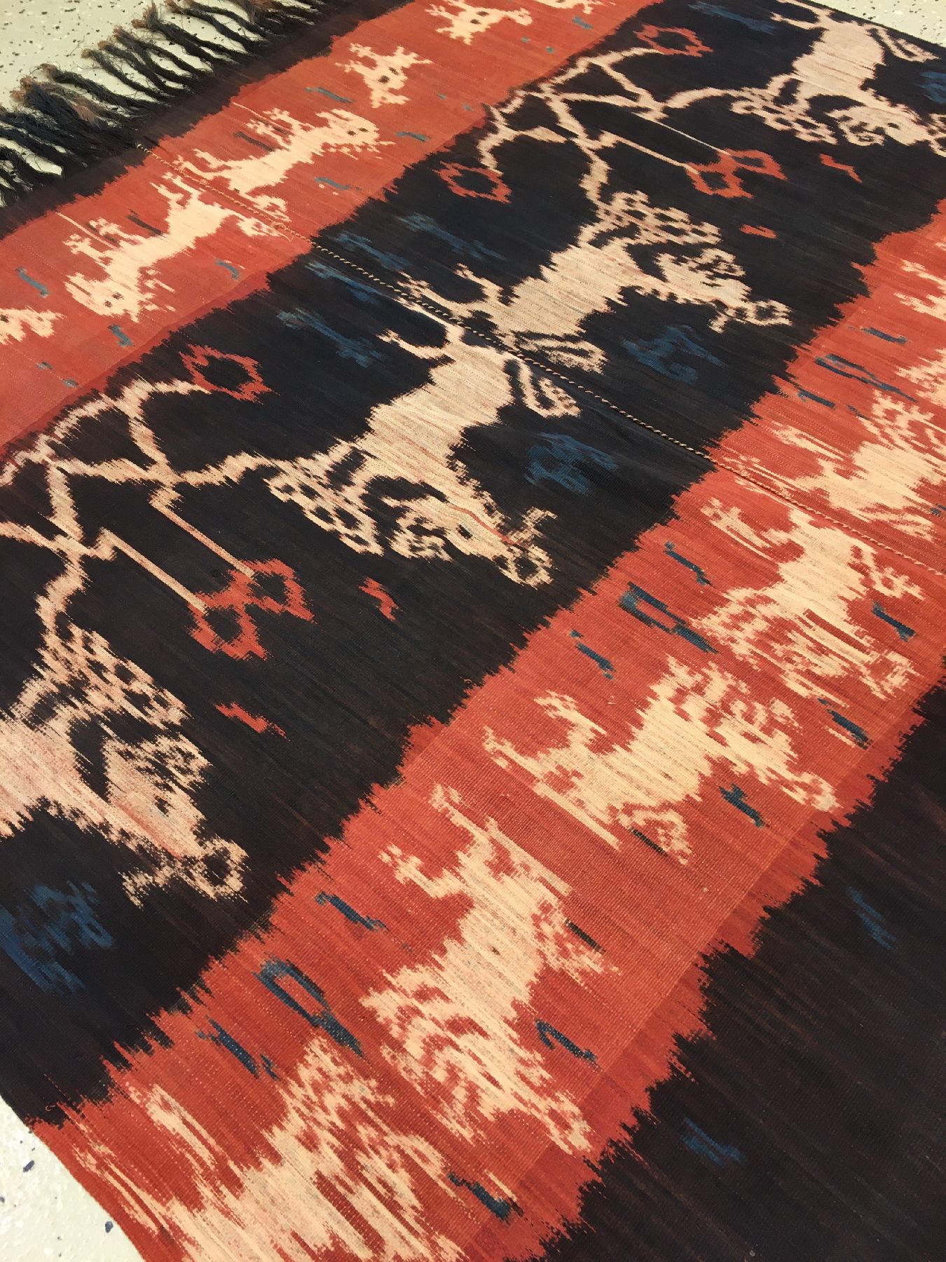 Detail e: Indonesisches Sumba "Ikat" alt, Indonesien, um 1920, Baumwolle. Seltenes und sehr dekoratives Ikat-Tuch der Einheimischen in typischer ...