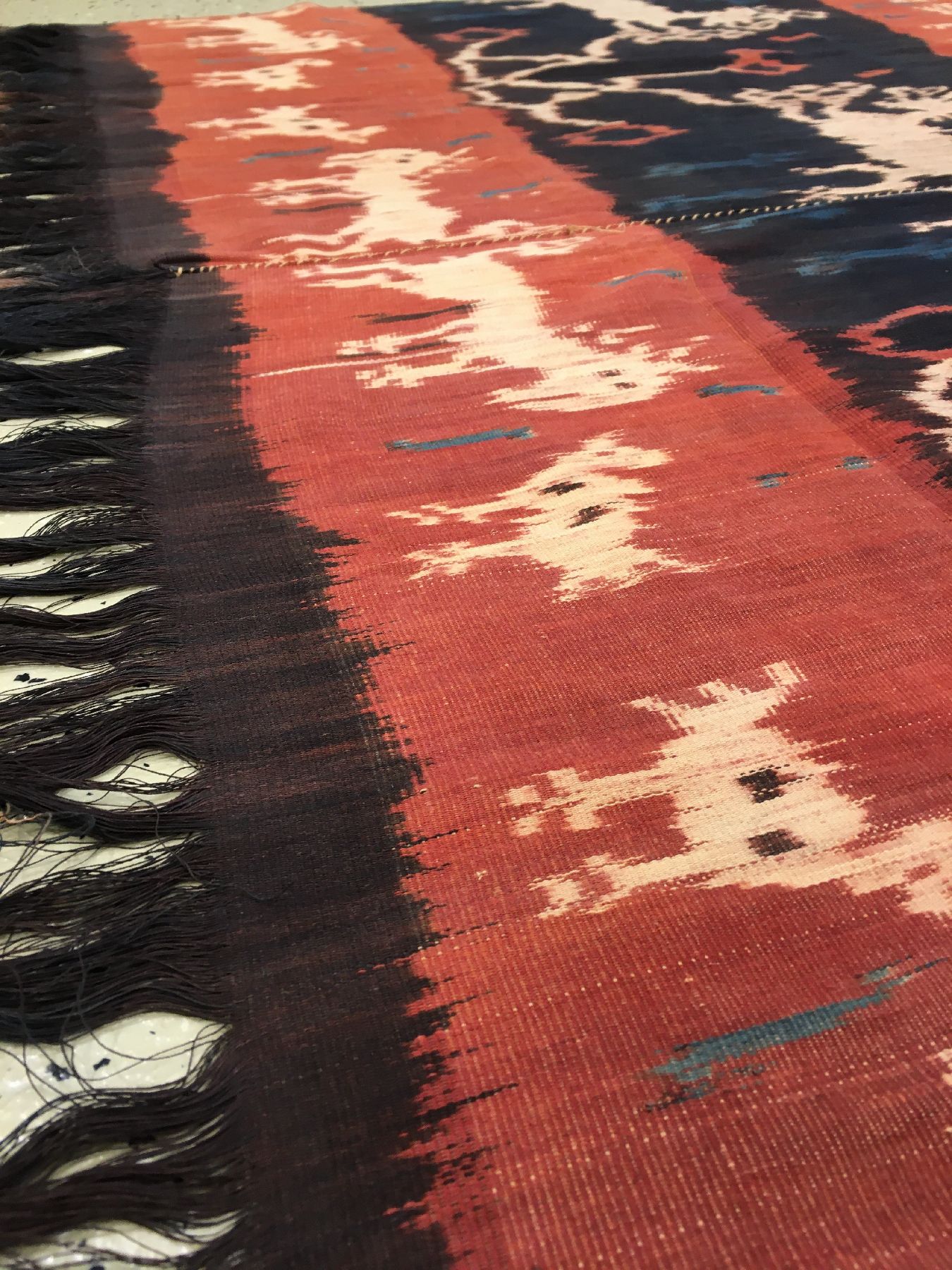 Detail g: Indonesisches Sumba "Ikat" alt, Indonesien, um 1920, Baumwolle. Seltenes und sehr dekoratives Ikat-Tuch der Einheimischen in typischer ...