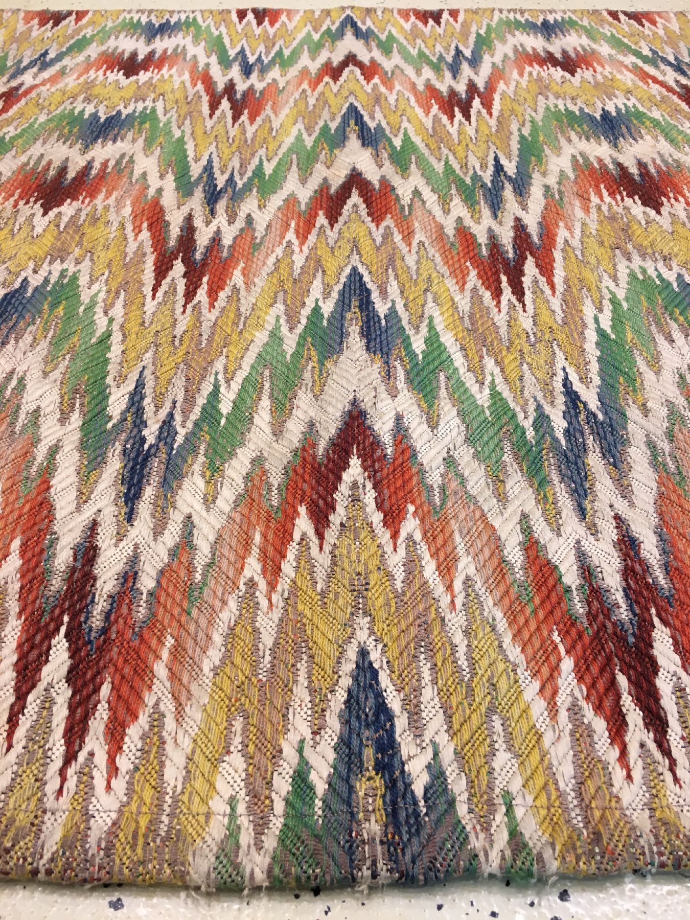 Detail c: Seltenes Bargello "Textil" Stickerei antik (Flammen Muster), Italien, 19.Jhd., Wolle mit Baumwolle gestickt auf Wolle. Dekoratives ...