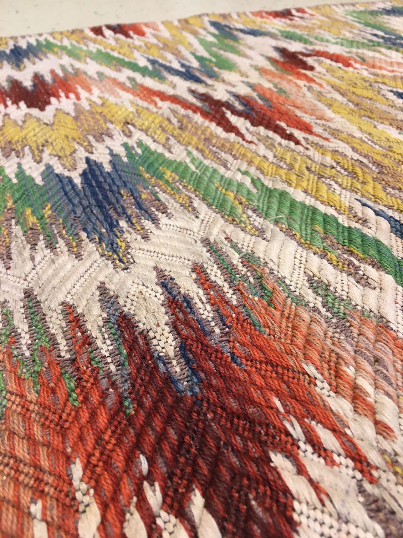 Detail f: Seltenes Bargello "Textil" Stickerei antik (Flammen Muster), Italien, 19.Jhd., Wolle mit Baumwolle gestickt auf Wolle. Dekoratives ...