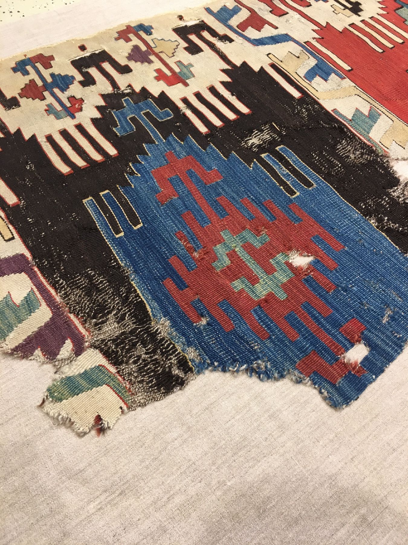 Detail c: Früher zentralanatolischer "Saf-Gebetskelim" antik "Fragment" (Publiziert), Zentralanatolien Konya-Region, 17/18.Jhd., Wolle ...
