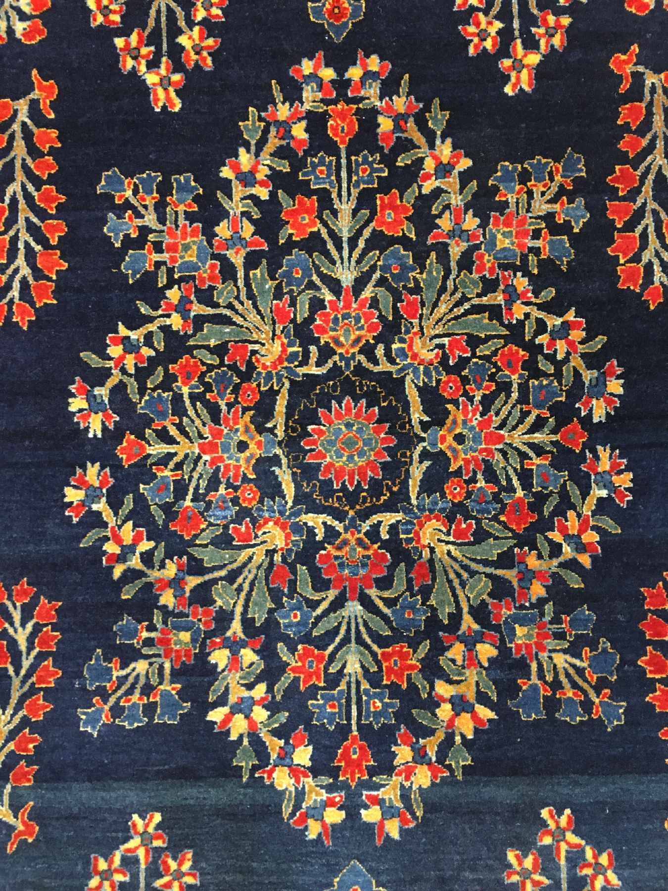 Detail e: Feiner Keschan "Ateschoglou" antik, Zentralpersien, um 1900, Korkwolle geknüpft auf Baumwolle. Fein und sauber geknüpfter Keschan aus ...