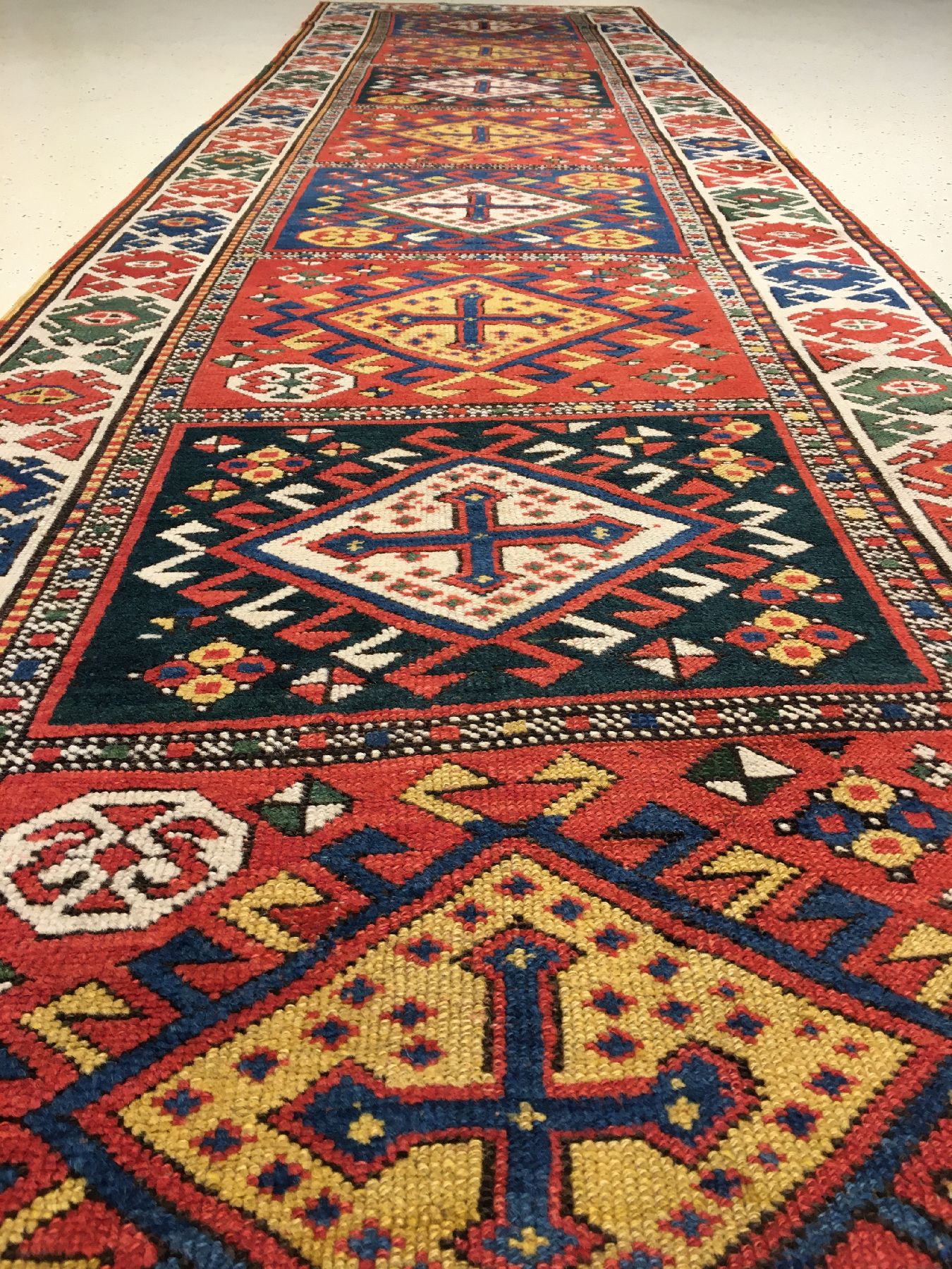 Detail c: Kasak "Galerie" antik, Zentralkaukasus, 19.Jhd., Wolle geknüpft auf Wolle. Dekorativer und sammelwürdiger Kasak mit Kassettenmuster und ...