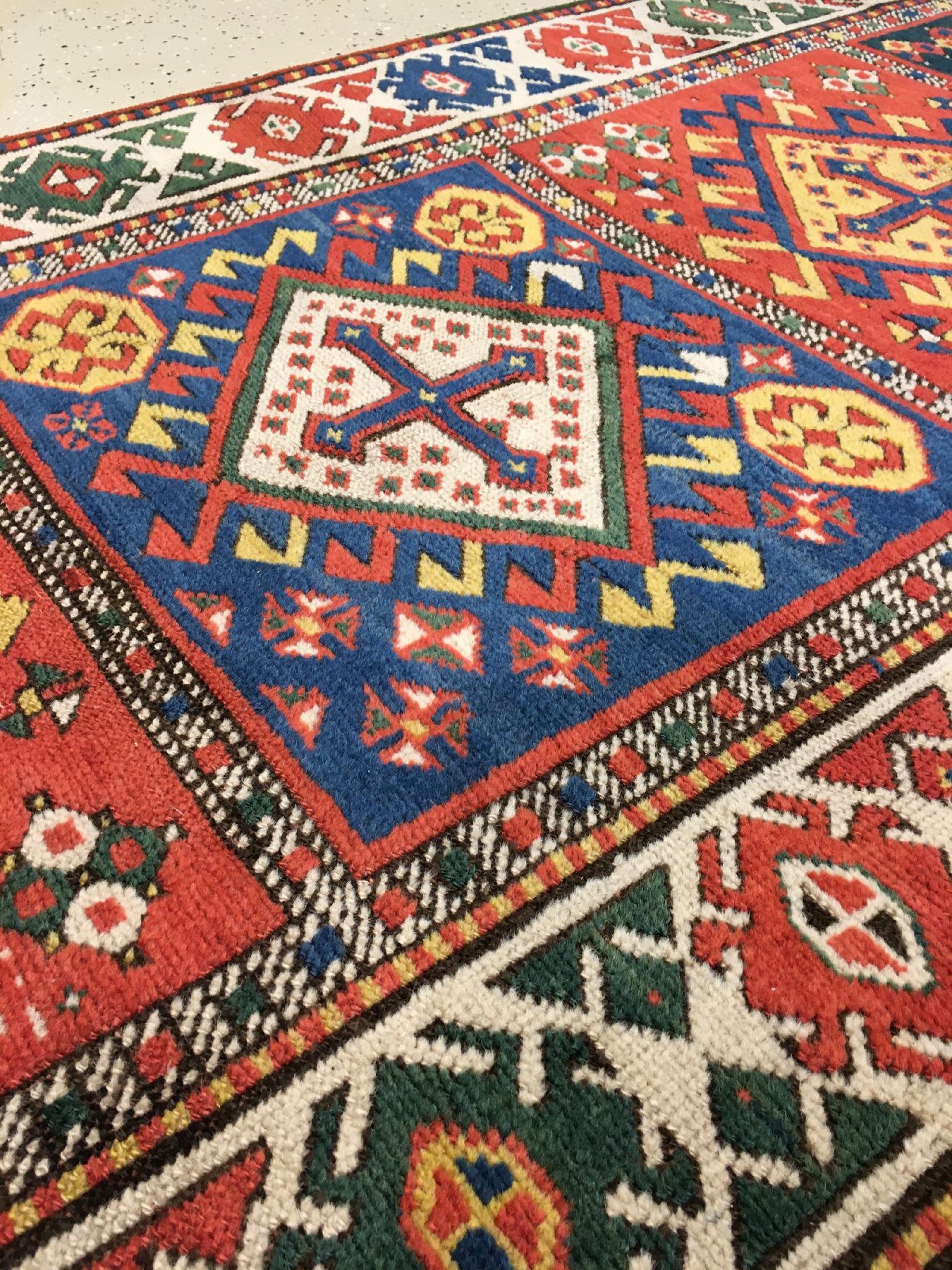 Detail d: Kasak "Galerie" antik, Zentralkaukasus, 19.Jhd., Wolle geknüpft auf Wolle. Dekorativer und sammelwürdiger Kasak mit Kassettenmuster und ...