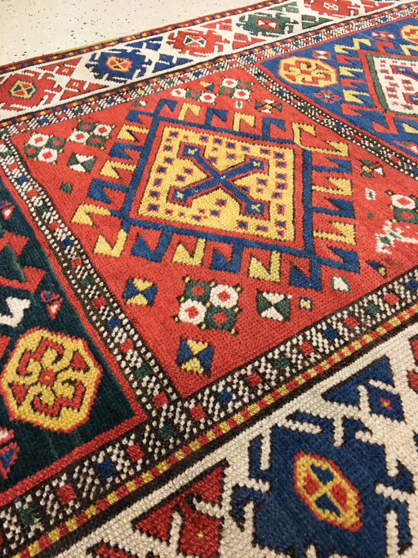 Detail e: Kasak "Galerie" antik, Zentralkaukasus, 19.Jhd., Wolle geknüpft auf Wolle. Dekorativer und sammelwürdiger Kasak mit Kassettenmuster und ...