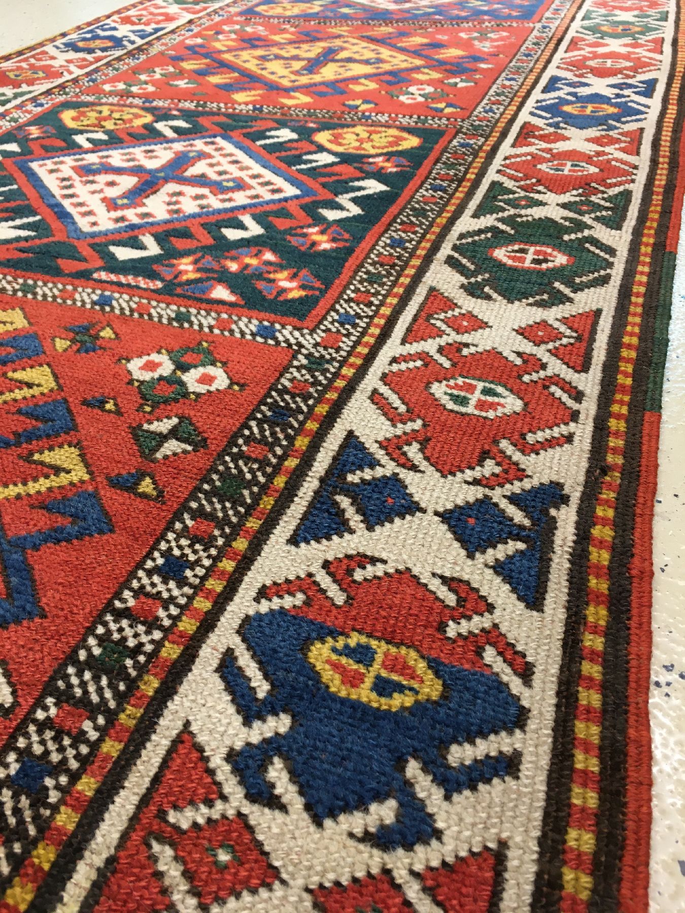 Detail f: Kasak "Galerie" antik, Zentralkaukasus, 19.Jhd., Wolle geknüpft auf Wolle. Dekorativer und sammelwürdiger Kasak mit Kassettenmuster und ...
