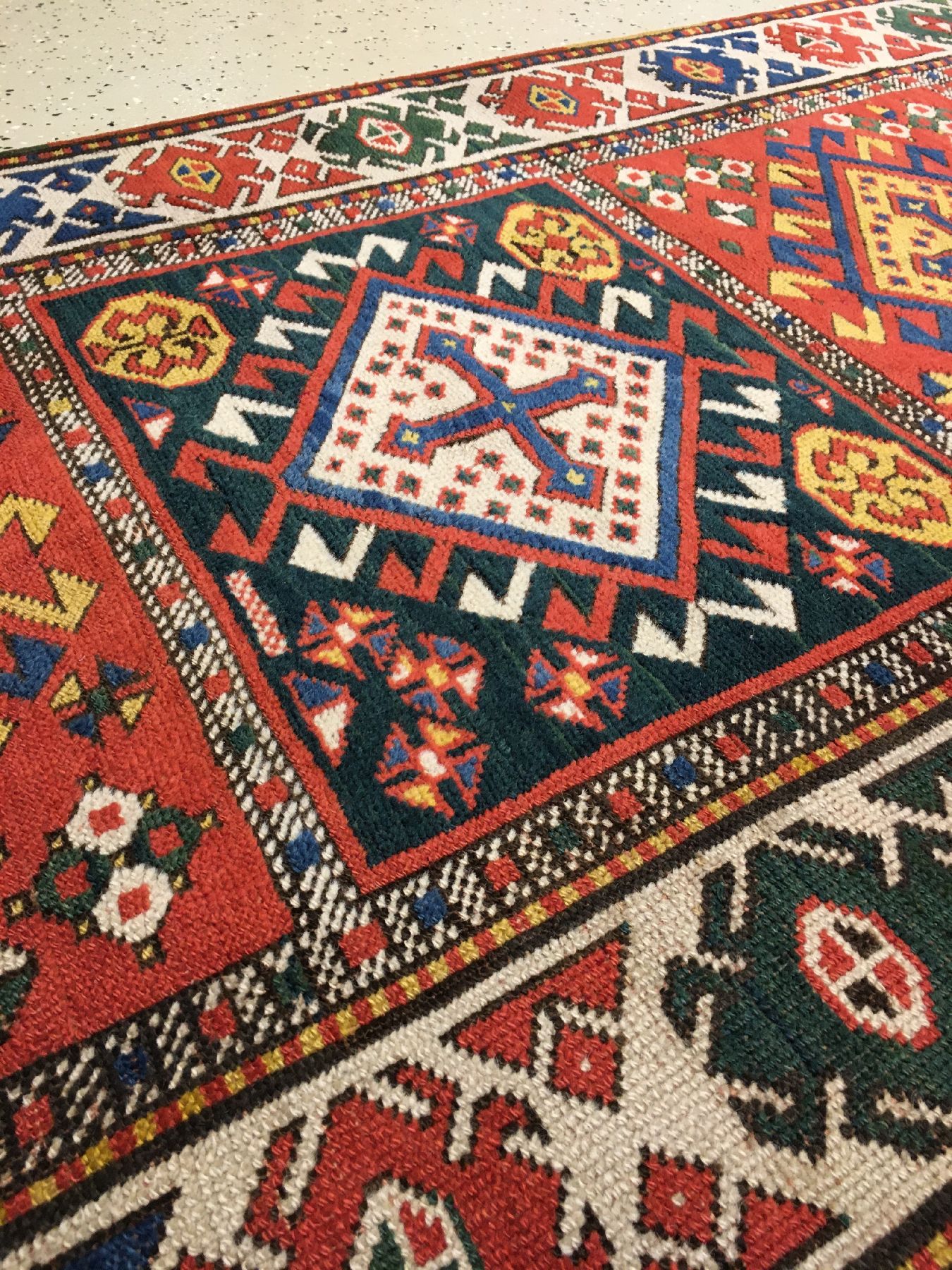 Detail g: Kasak "Galerie" antik, Zentralkaukasus, 19.Jhd., Wolle geknüpft auf Wolle. Dekorativer und sammelwürdiger Kasak mit Kassettenmuster und ...