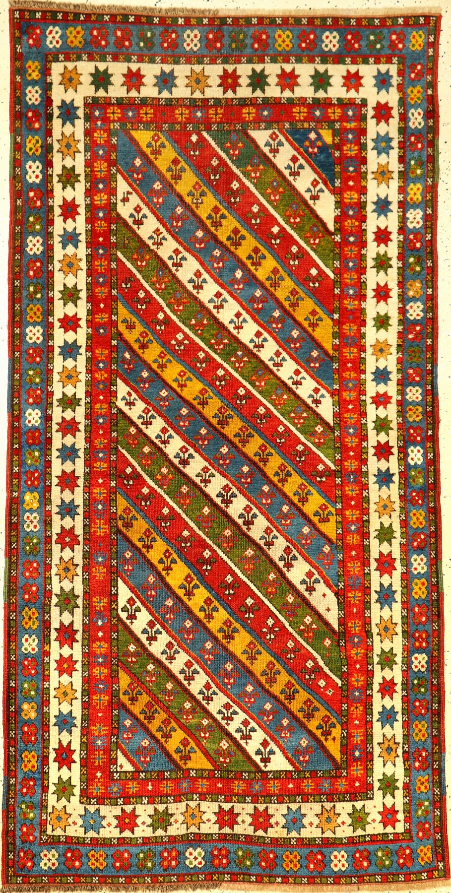 Streifen Kasak antik, Südwestkaukasus, 19.Jhd., Wolle geknüpft auf Wolle. Farbenfroher Kasak mit bunten diagonalstreifen und schmaler Sternen ...