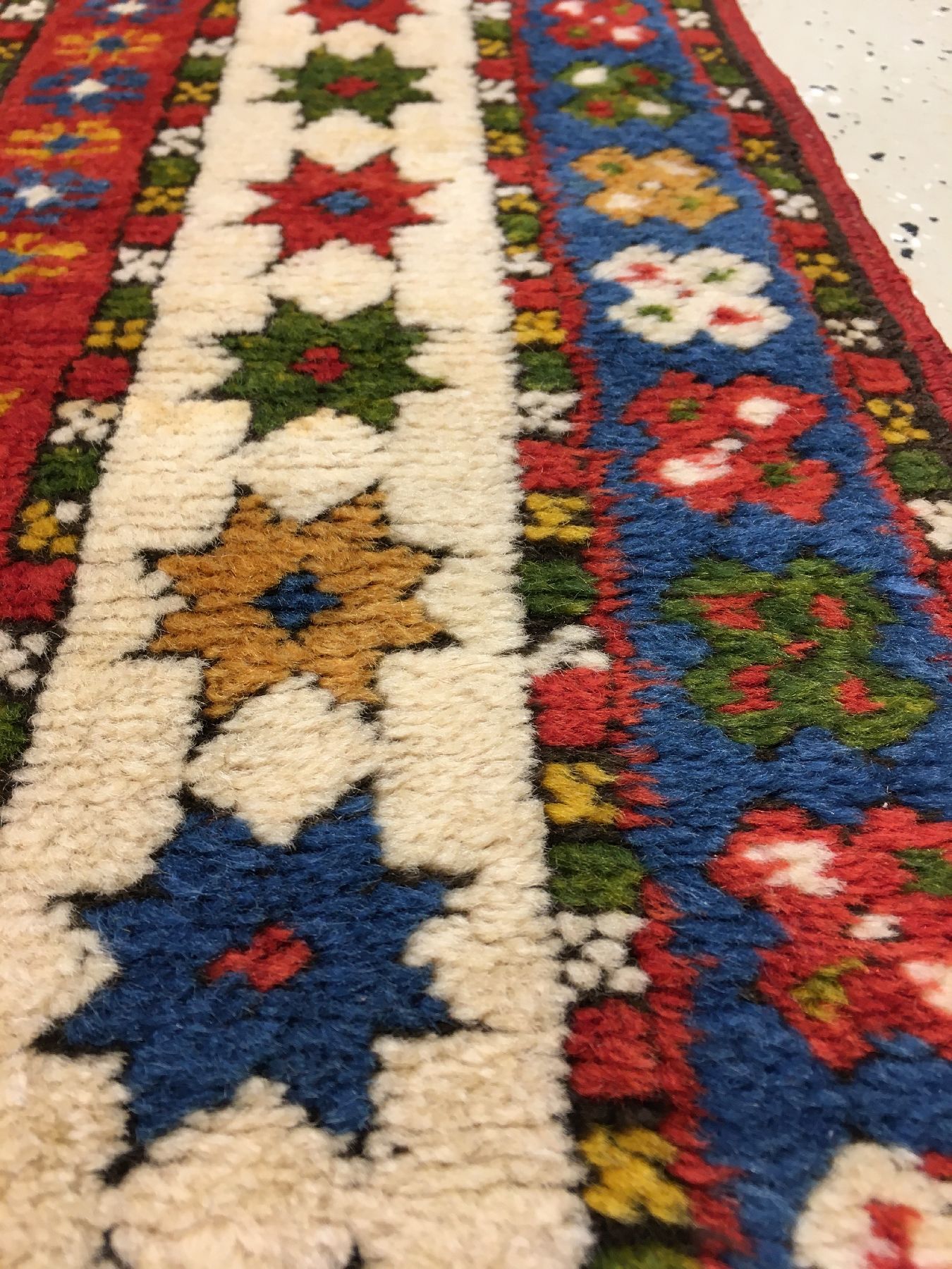 Detail e: Streifen Kasak antik, Südwestkaukasus, 19.Jhd., Wolle geknüpft auf Wolle. Farbenfroher Kasak mit bunten diagonalstreifen und schmaler Sternen ...