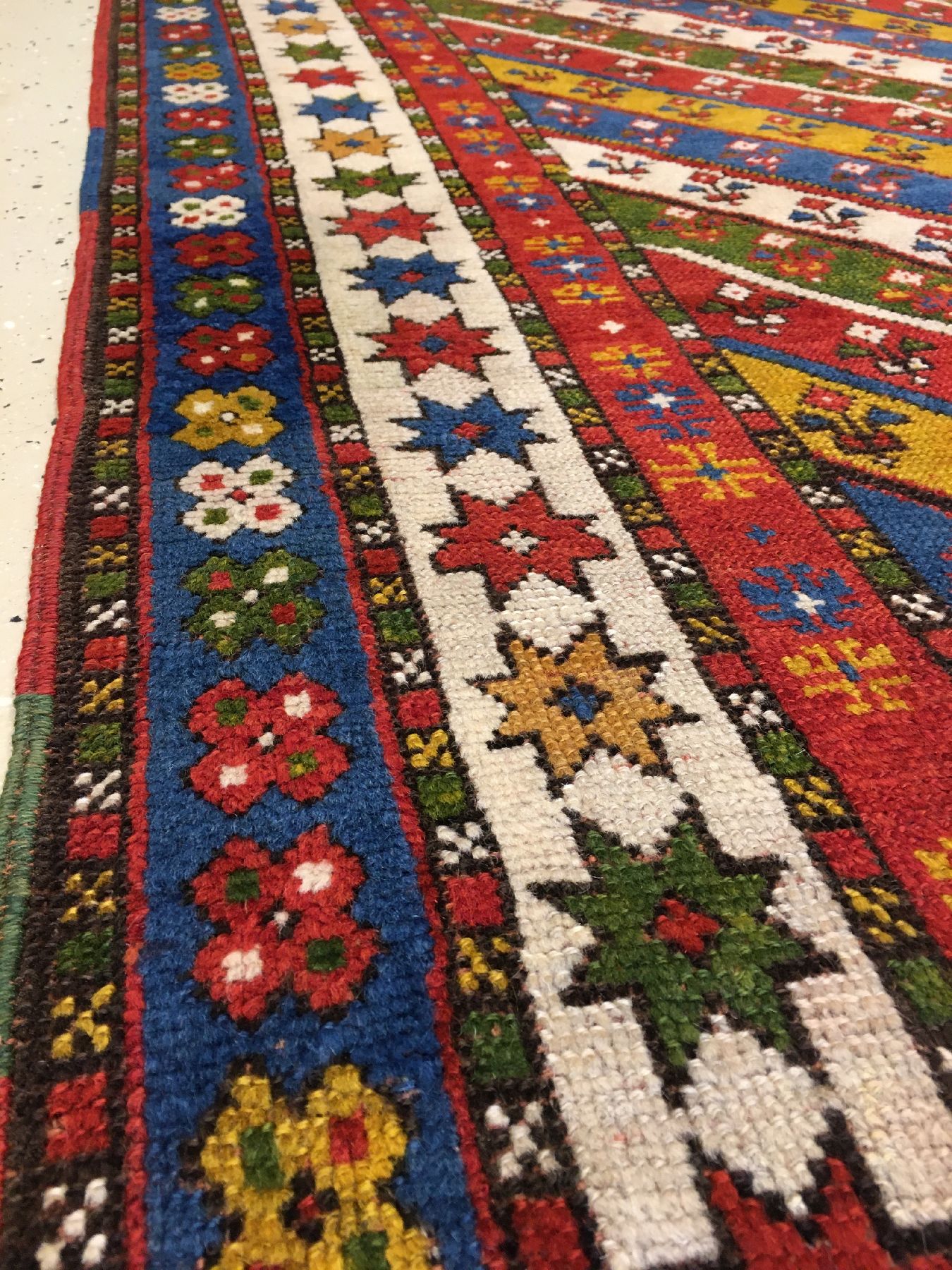 Detail f: Streifen Kasak antik, Südwestkaukasus, 19.Jhd., Wolle geknüpft auf Wolle. Farbenfroher Kasak mit bunten diagonalstreifen und schmaler Sternen ...