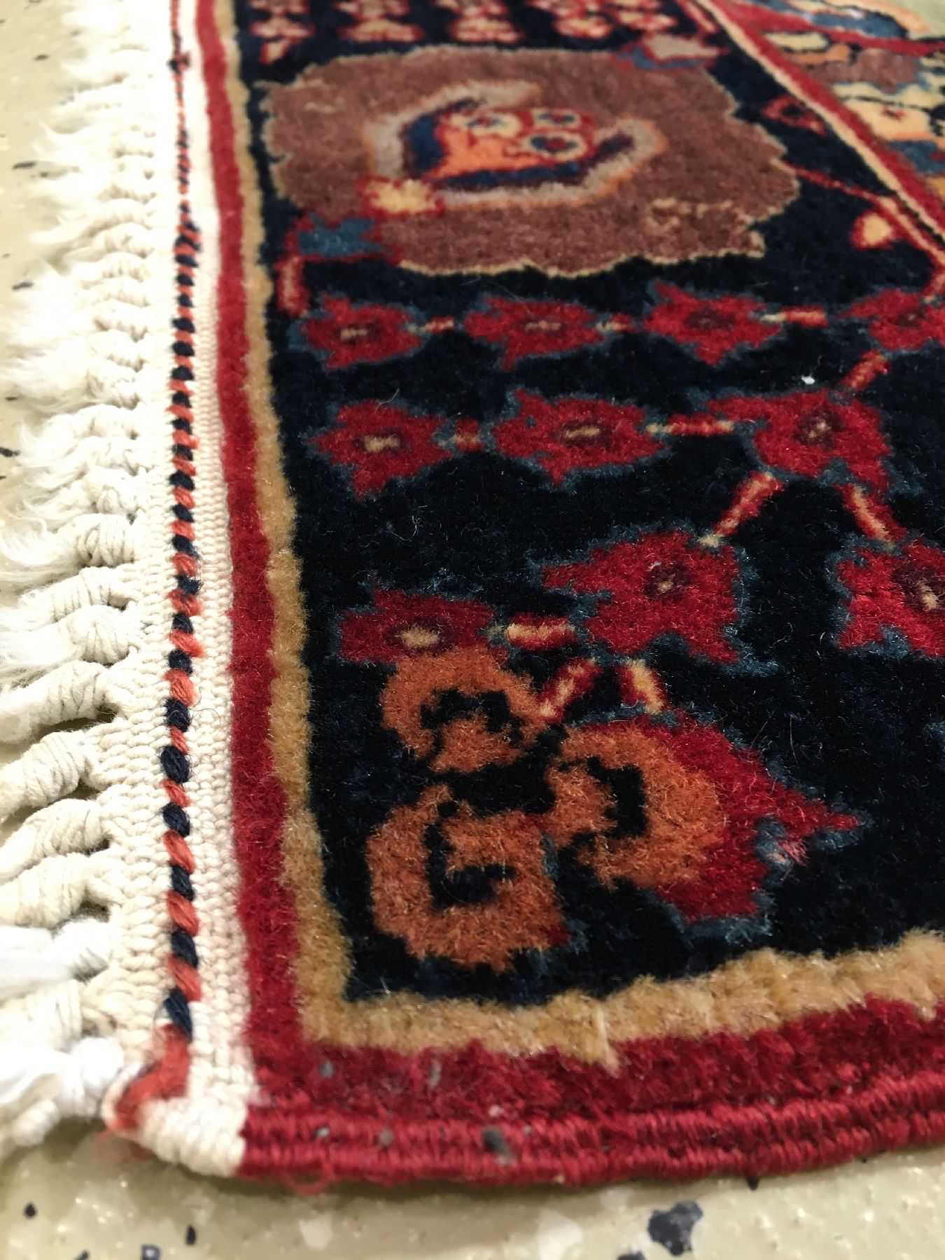 Detail c: Feiner Täbriz "PETAG" alt "Signiert" (Safavid Kerman-Vase Design), Nordwestpersien, um 1920, Korkwolle geknüpft auf Baumwolle. ...