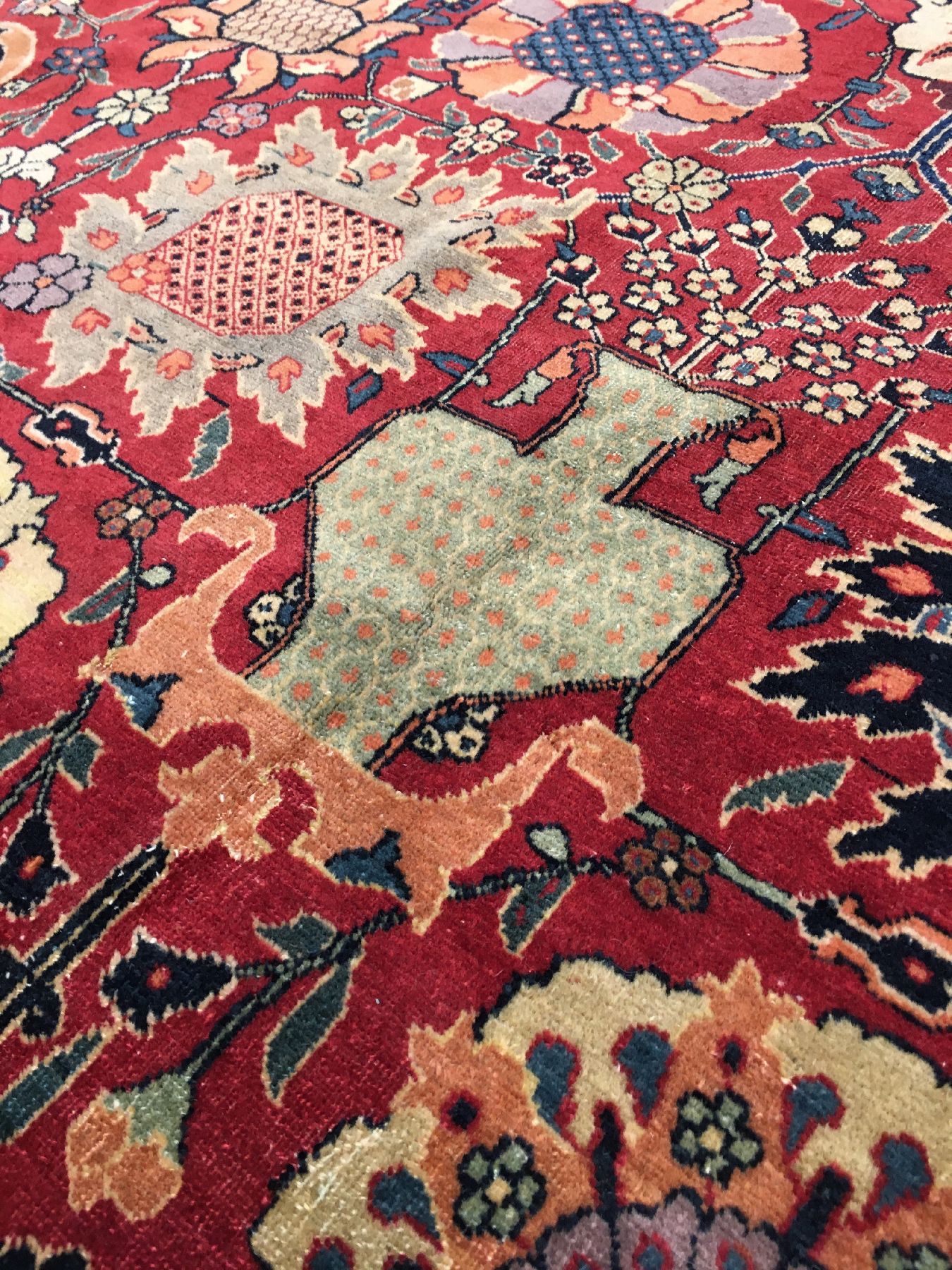 Detail g: Feiner Täbriz "PETAG" alt "Signiert" (Safavid Kerman-Vase Design), Nordwestpersien, um 1920, Korkwolle geknüpft auf Baumwolle. ...