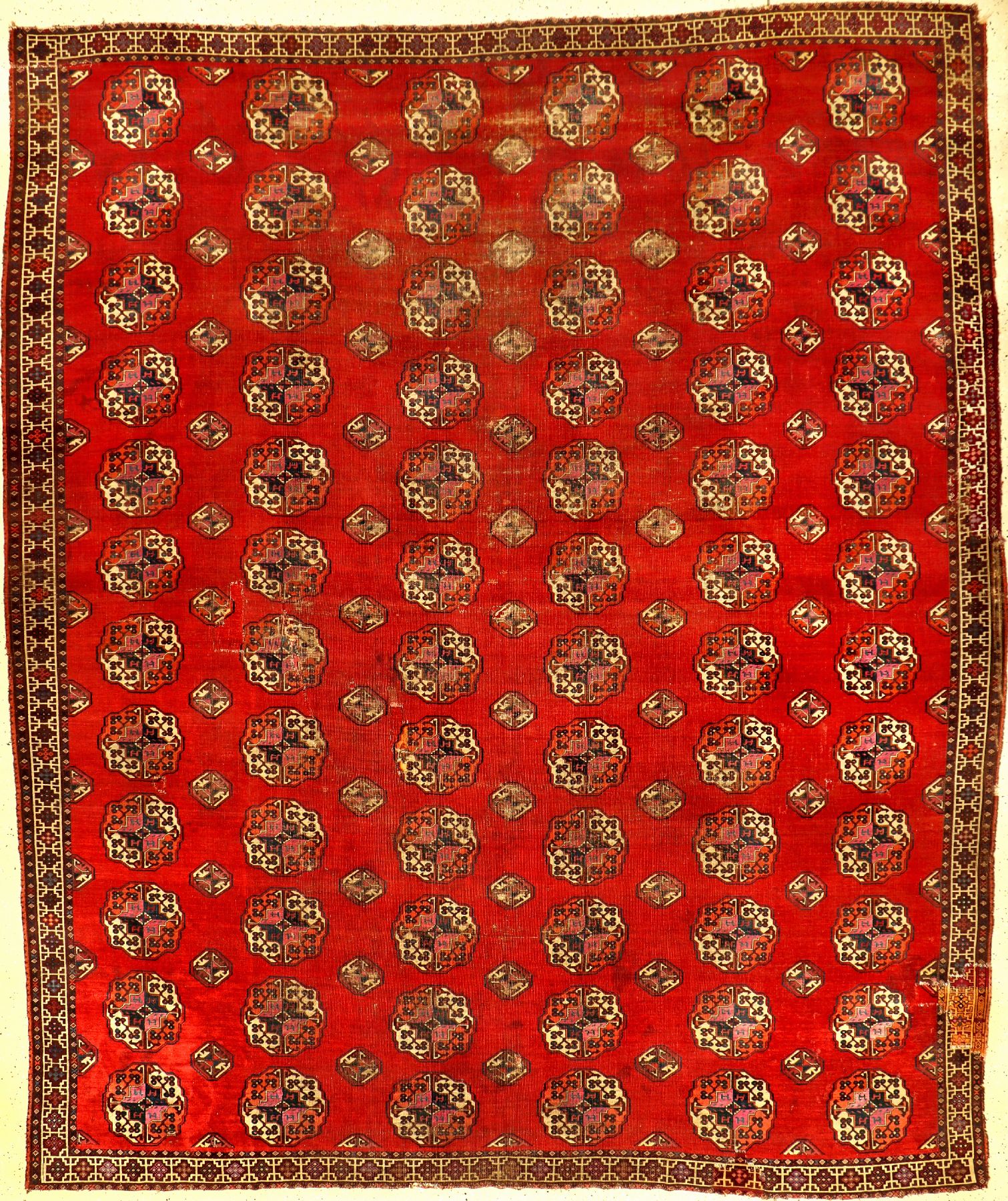 Feiner Salor "Hauptteppich" antik (Mit Rubinroter Seide), Turkmenistan, 18.Jhd., sehr feine Wolle mit rubinroten Seiden-Parts in den Güls ...