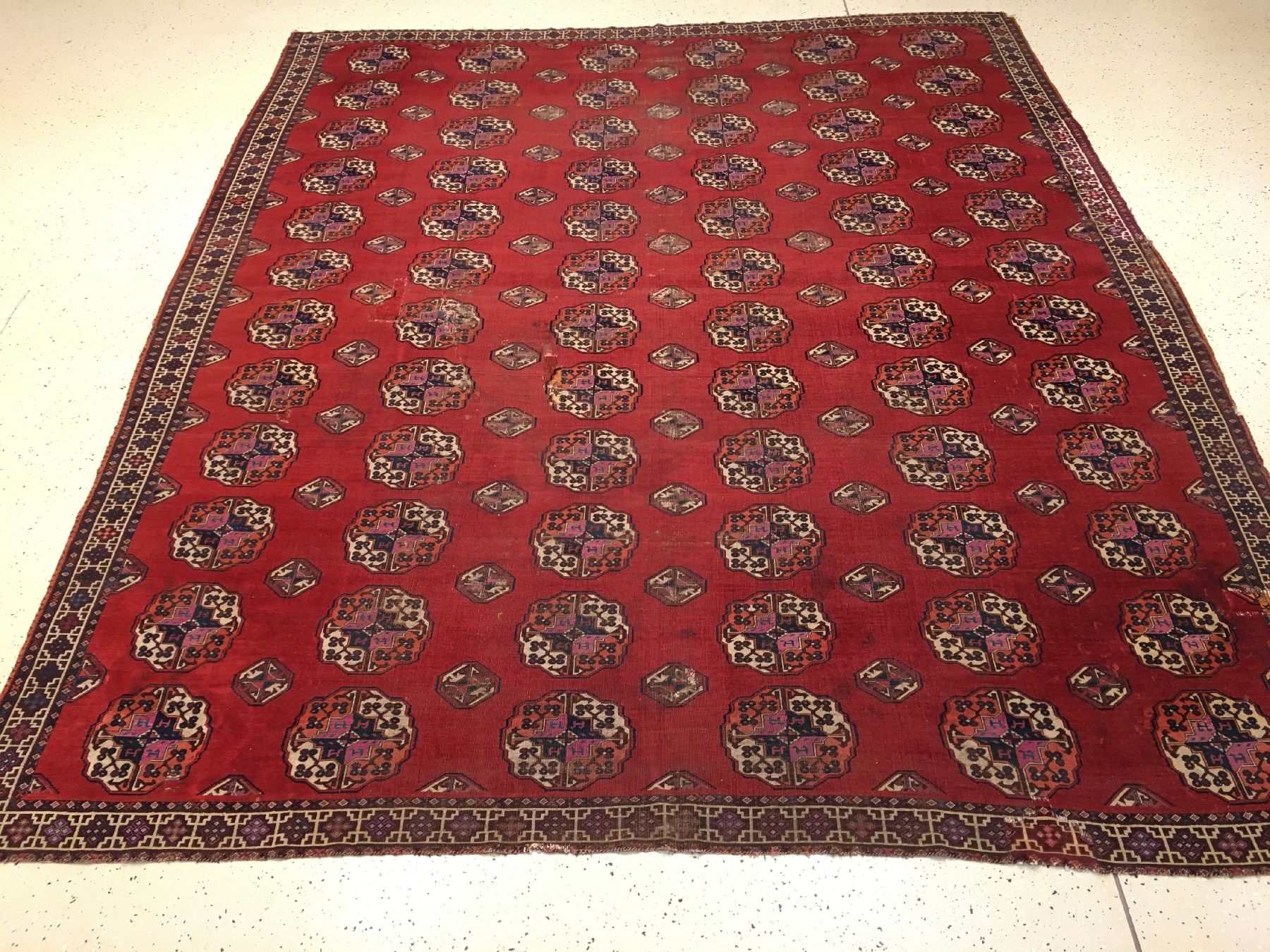 Detail a: Feiner Salor "Hauptteppich" antik (Mit Rubinroter Seide), Turkmenistan, 18.Jhd., sehr feine Wolle mit rubinroten Seiden-Parts in den Güls ...