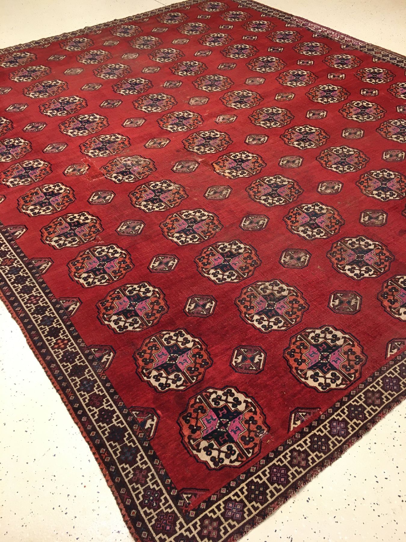 Detail b: Feiner Salor "Hauptteppich" antik (Mit Rubinroter Seide), Turkmenistan, 18.Jhd., sehr feine Wolle mit rubinroten Seiden-Parts in den Güls ...