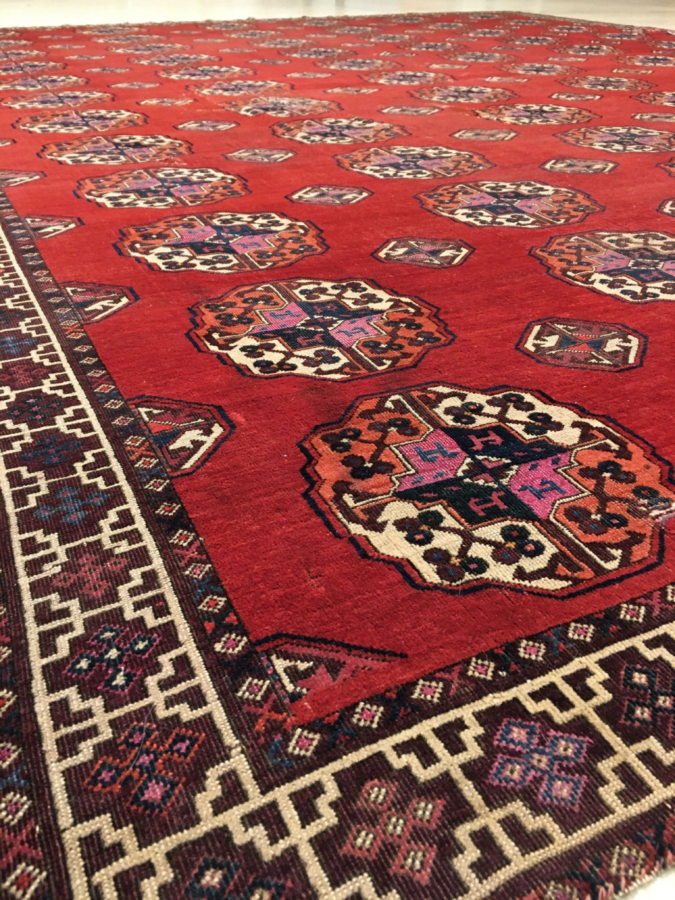 Detail c: Feiner Salor "Hauptteppich" antik (Mit Rubinroter Seide), Turkmenistan, 18.Jhd., sehr feine Wolle mit rubinroten Seiden-Parts in den Güls ...