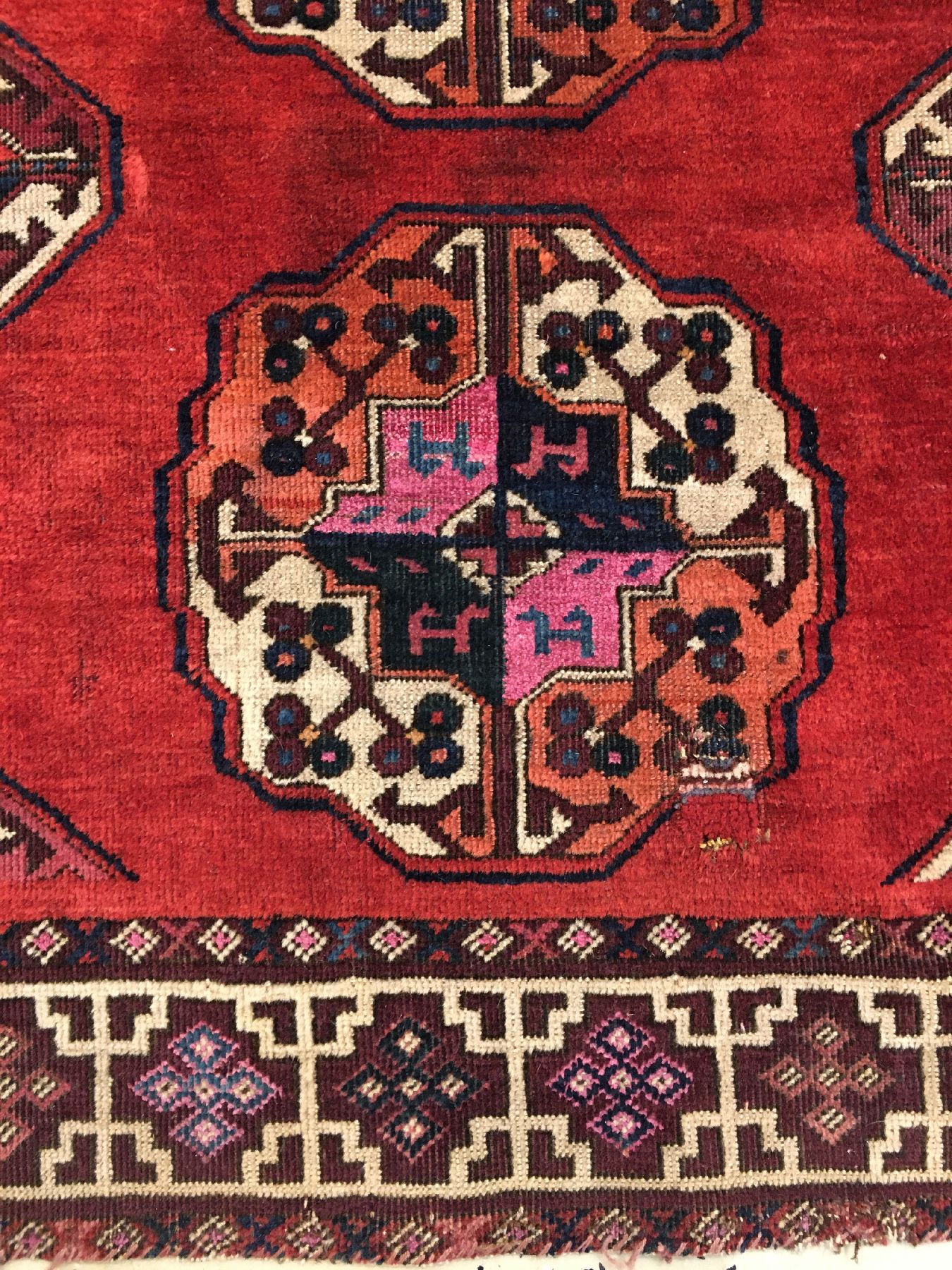 Detail d: Feiner Salor "Hauptteppich" antik (Mit Rubinroter Seide), Turkmenistan, 18.Jhd., sehr feine Wolle mit rubinroten Seiden-Parts in den Güls ...