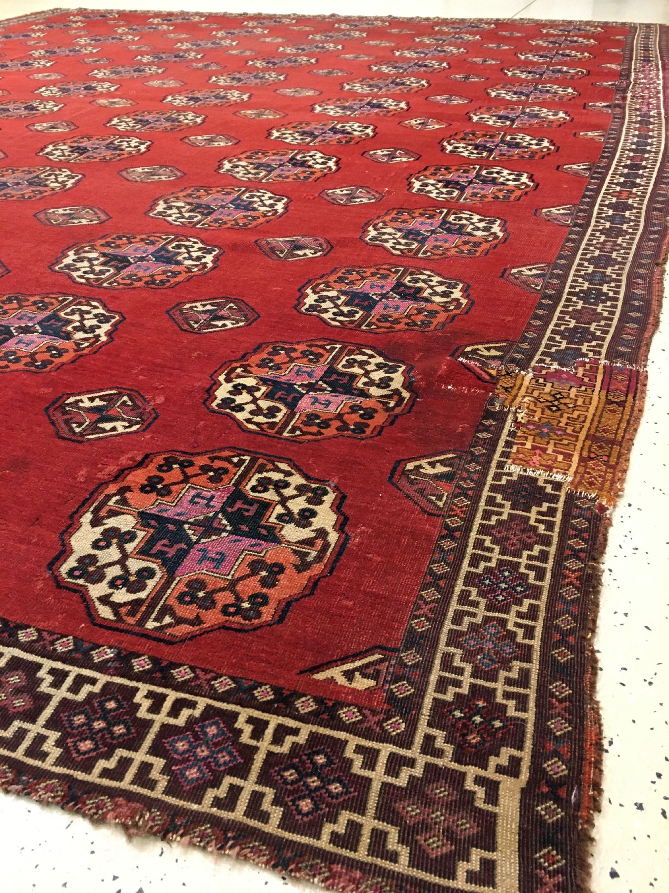 Detail e: Feiner Salor "Hauptteppich" antik (Mit Rubinroter Seide), Turkmenistan, 18.Jhd., sehr feine Wolle mit rubinroten Seiden-Parts in den Güls ...