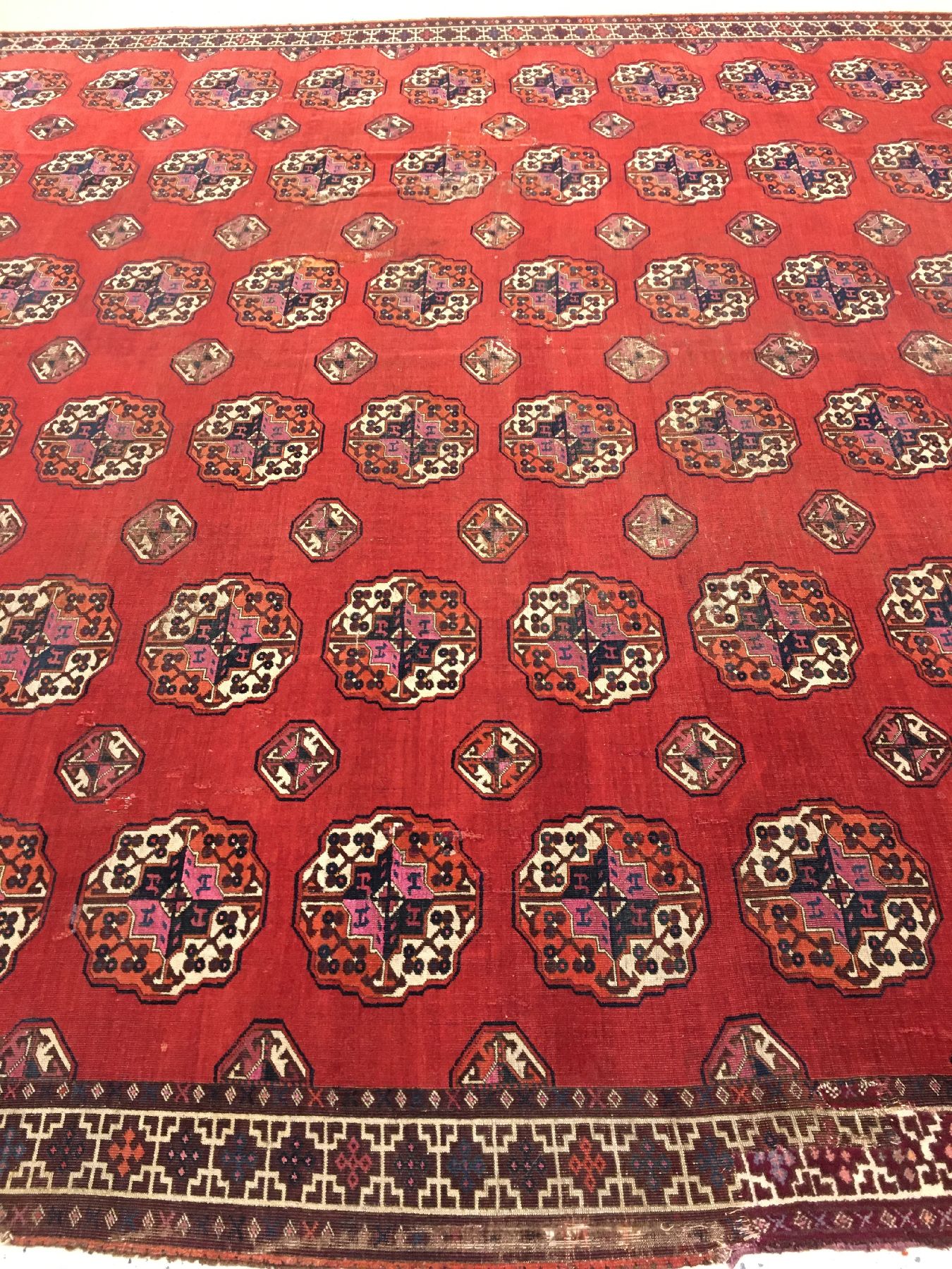 Detail f: Feiner Salor "Hauptteppich" antik (Mit Rubinroter Seide), Turkmenistan, 18.Jhd., sehr feine Wolle mit rubinroten Seiden-Parts in den Güls ...
