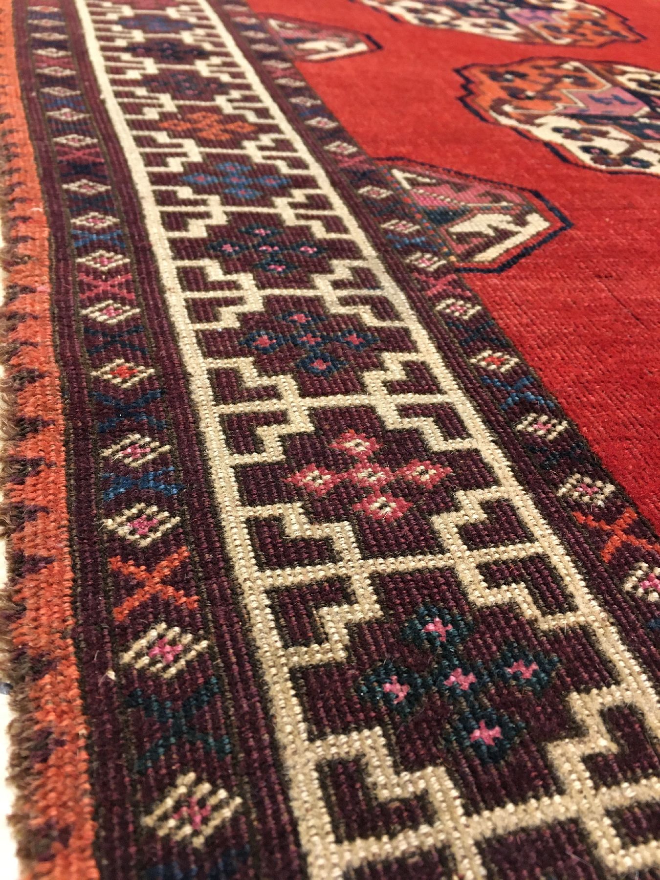 Detail g: Feiner Salor "Hauptteppich" antik (Mit Rubinroter Seide), Turkmenistan, 18.Jhd., sehr feine Wolle mit rubinroten Seiden-Parts in den Güls ...