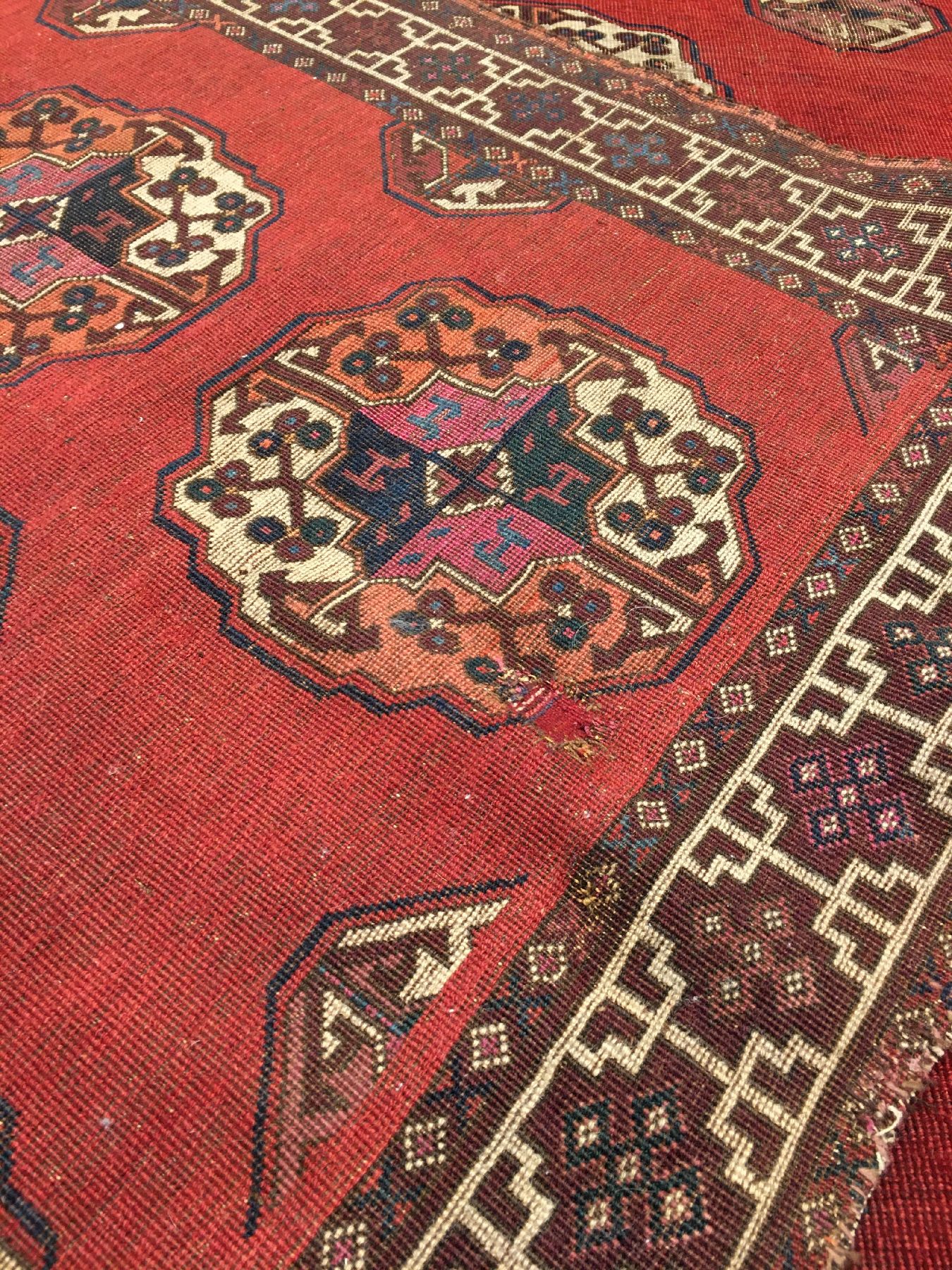 Detail h: Feiner Salor "Hauptteppich" antik (Mit Rubinroter Seide), Turkmenistan, 18.Jhd., sehr feine Wolle mit rubinroten Seiden-Parts in den Güls ...