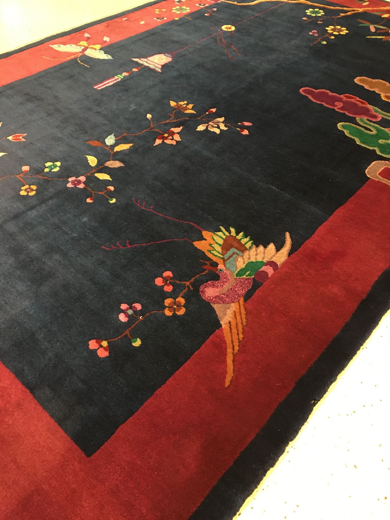 Detail b: Peking alt, Nordostchina, um 1930, Korkwolle geknüpft auf Baumwolle. Dekorativer Peking mit klassischen chinesischen Muster mit indigoblauen Grund ...