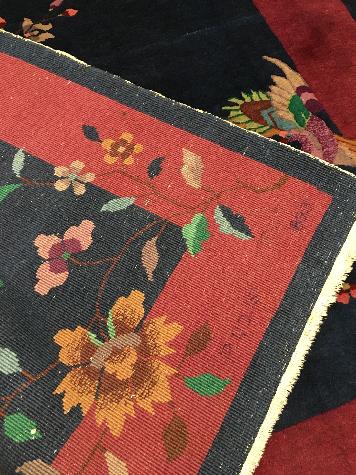 Detail g: Peking alt, Nordostchina, um 1930, Korkwolle geknüpft auf Baumwolle. Dekorativer Peking mit klassischen chinesischen Muster mit indigoblauen Grund ...