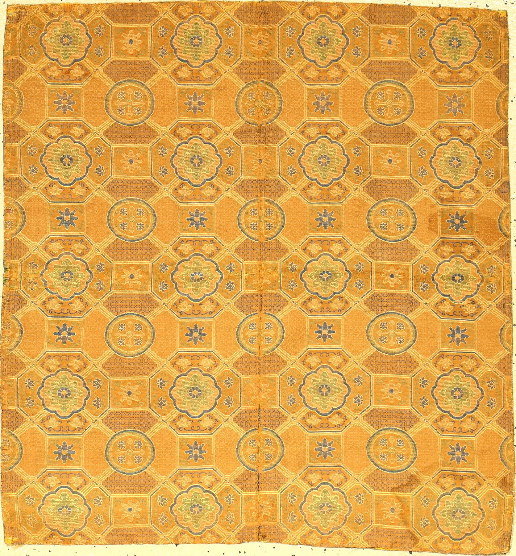Frühe und sehr feine kaiserliche "Seidenstickerei" antik "Fragment" (Kangxi Dynastie), Ostchina, um 1700, reine Naturseide. ...