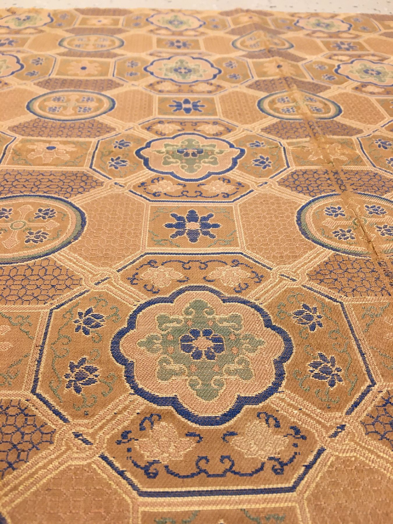 Detail d: Frühe und sehr feine kaiserliche "Seidenstickerei" antik "Fragment" (Kangxi Dynastie), Ostchina, um 1700, reine Naturseide. ...