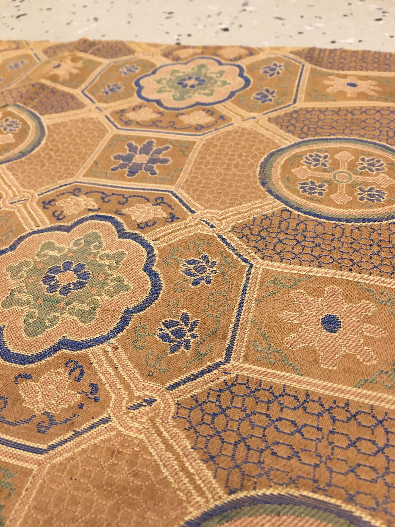 Detail f: Frühe und sehr feine kaiserliche "Seidenstickerei" antik "Fragment" (Kangxi Dynastie), Ostchina, um 1700, reine Naturseide. ...