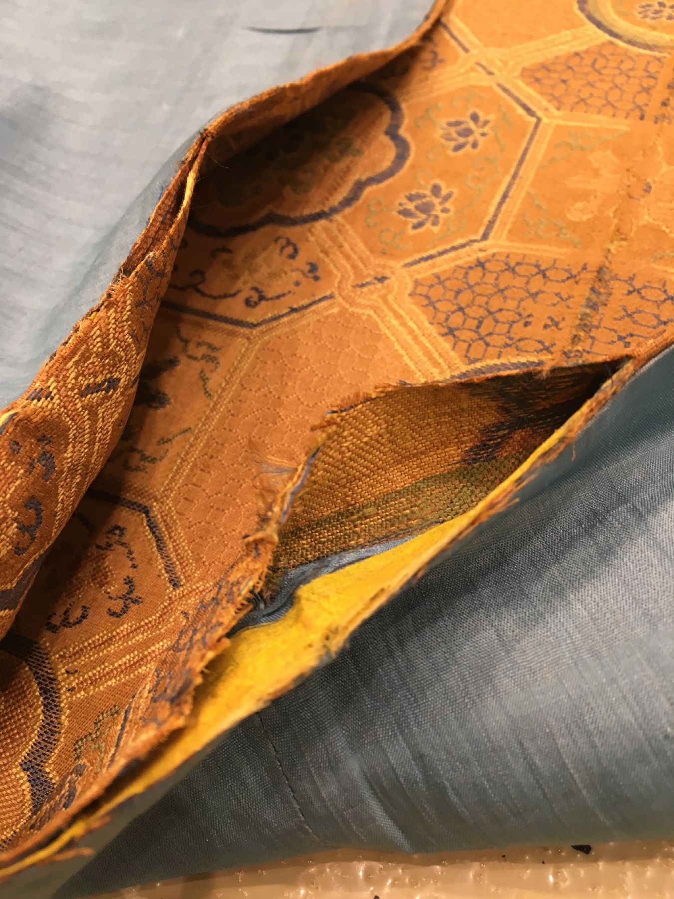 Detail g: Frühe und sehr feine kaiserliche "Seidenstickerei" antik "Fragment" (Kangxi Dynastie), Ostchina, um 1700, reine Naturseide. ...