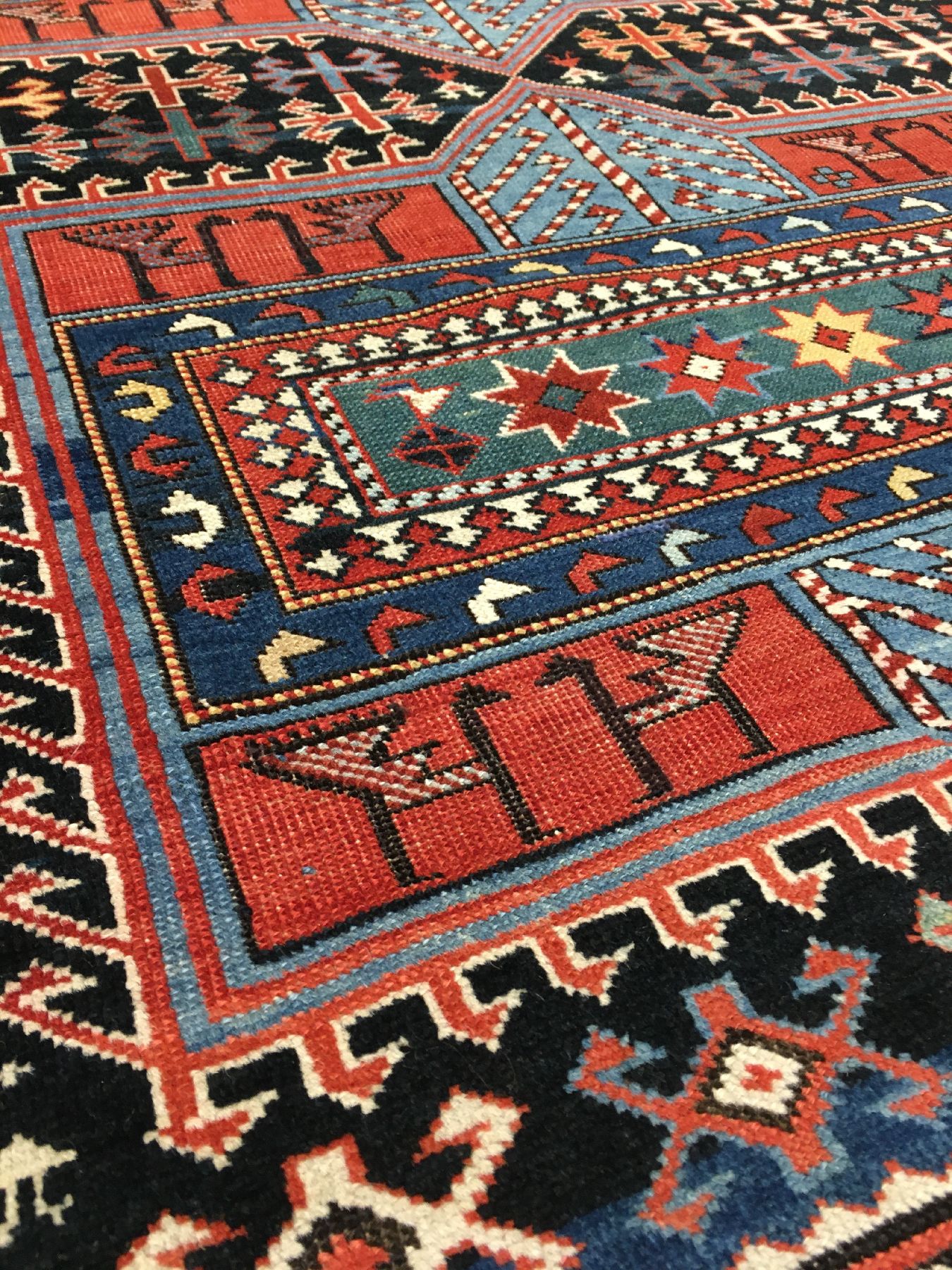 Detail d: Seltener Schirwan antik, Ostkaukasus, 19.Jhd., Wolle geknüpft auf Wolle. Feiner Schirwan mit Kartuschen-Medaillons auf nachtblauen Grund. Abstrakte ...