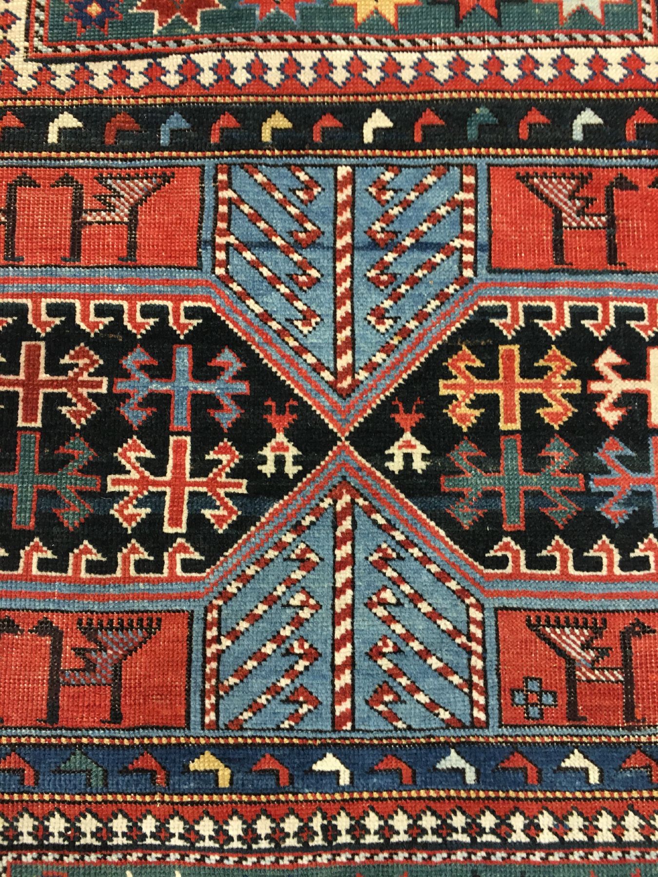 Detail f: Seltener Schirwan antik, Ostkaukasus, 19.Jhd., Wolle geknüpft auf Wolle. Feiner Schirwan mit Kartuschen-Medaillons auf nachtblauen Grund. Abstrakte ...