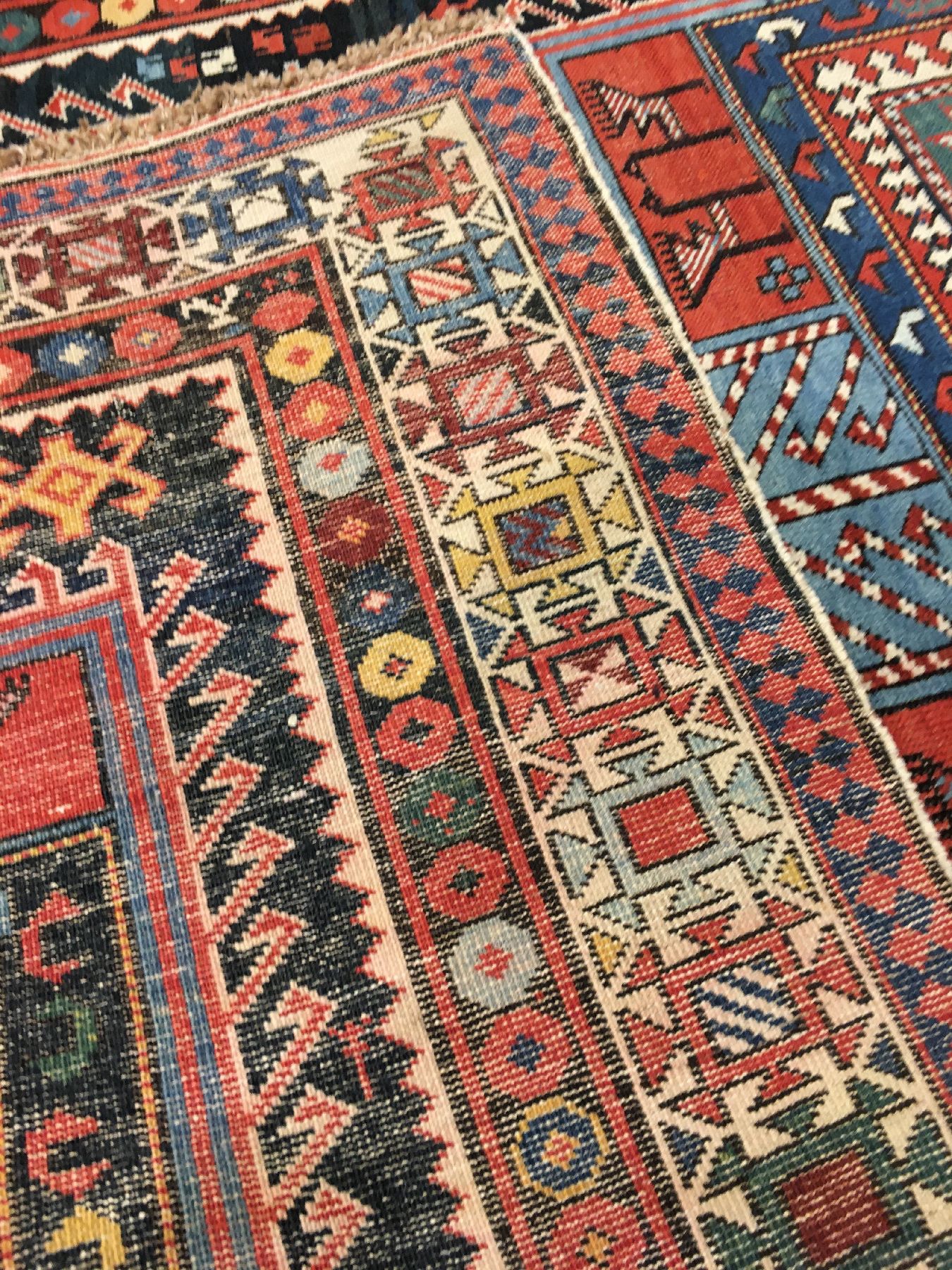 Detail h: Seltener Schirwan antik, Ostkaukasus, 19.Jhd., Wolle geknüpft auf Wolle. Feiner Schirwan mit Kartuschen-Medaillons auf nachtblauen Grund. Abstrakte ...