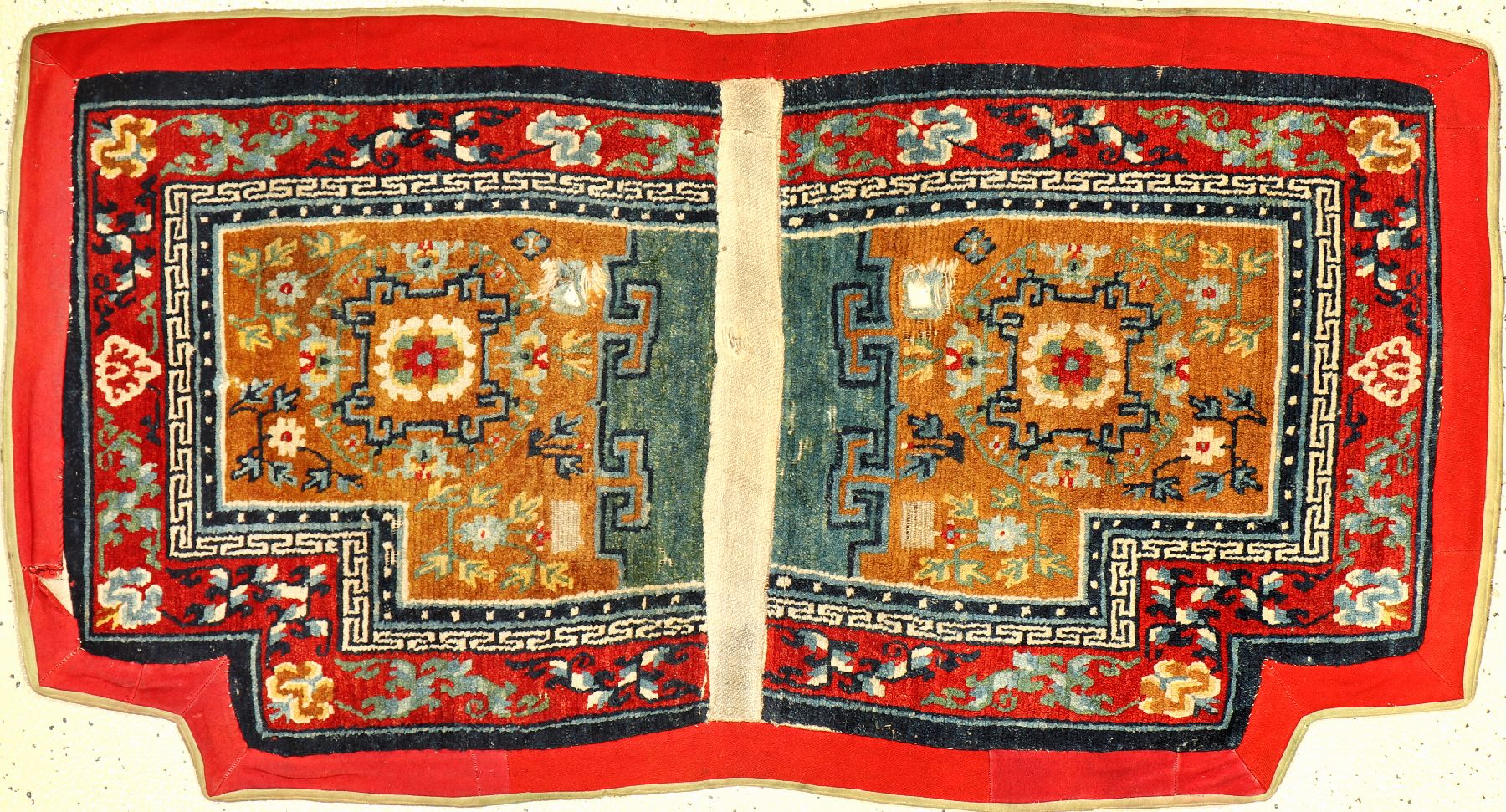 Schigatse "Makden" alt (Lotus & Päonien), Südtibet, um 1920, Wolle geknüpft auf Wolle. Sattelauflage der tibeter mit indigoblauen ...