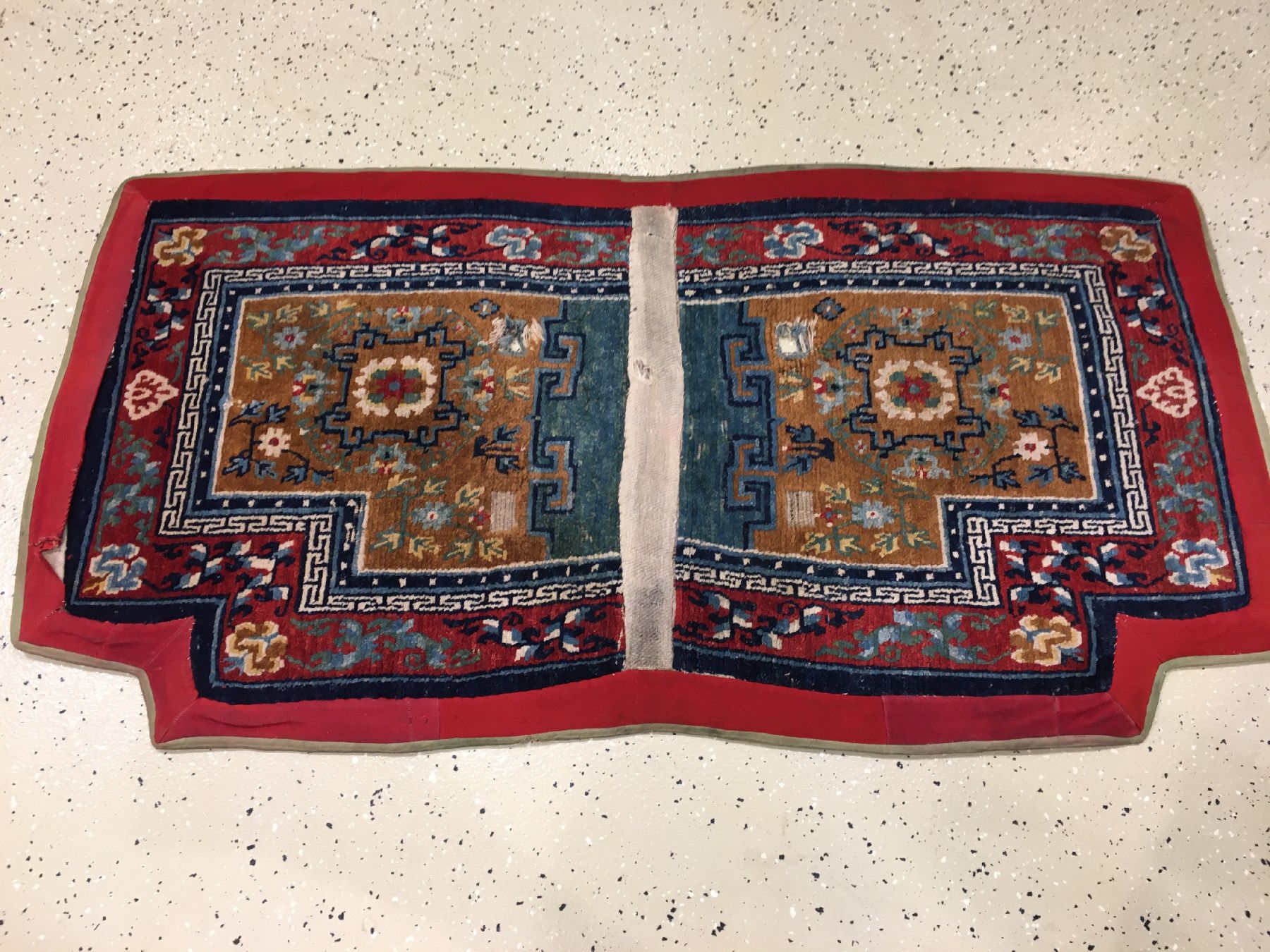 Detail a: Schigatse "Makden" alt (Lotus & Päonien), Südtibet, um 1920, Wolle geknüpft auf Wolle. Sattelauflage der tibeter mit indigoblauen ...