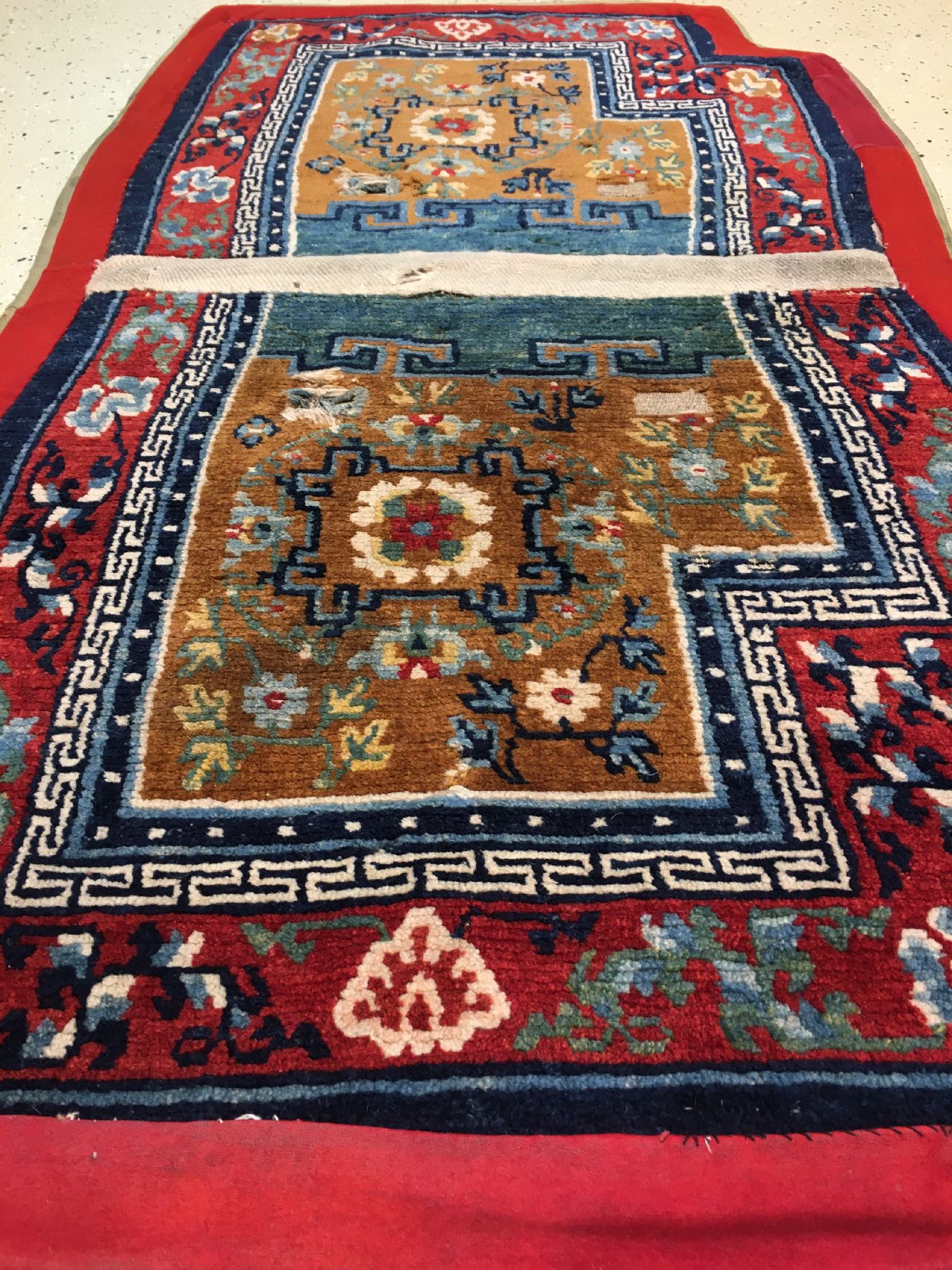 Detail b: Schigatse "Makden" alt (Lotus & Päonien), Südtibet, um 1920, Wolle geknüpft auf Wolle. Sattelauflage der tibeter mit indigoblauen ...