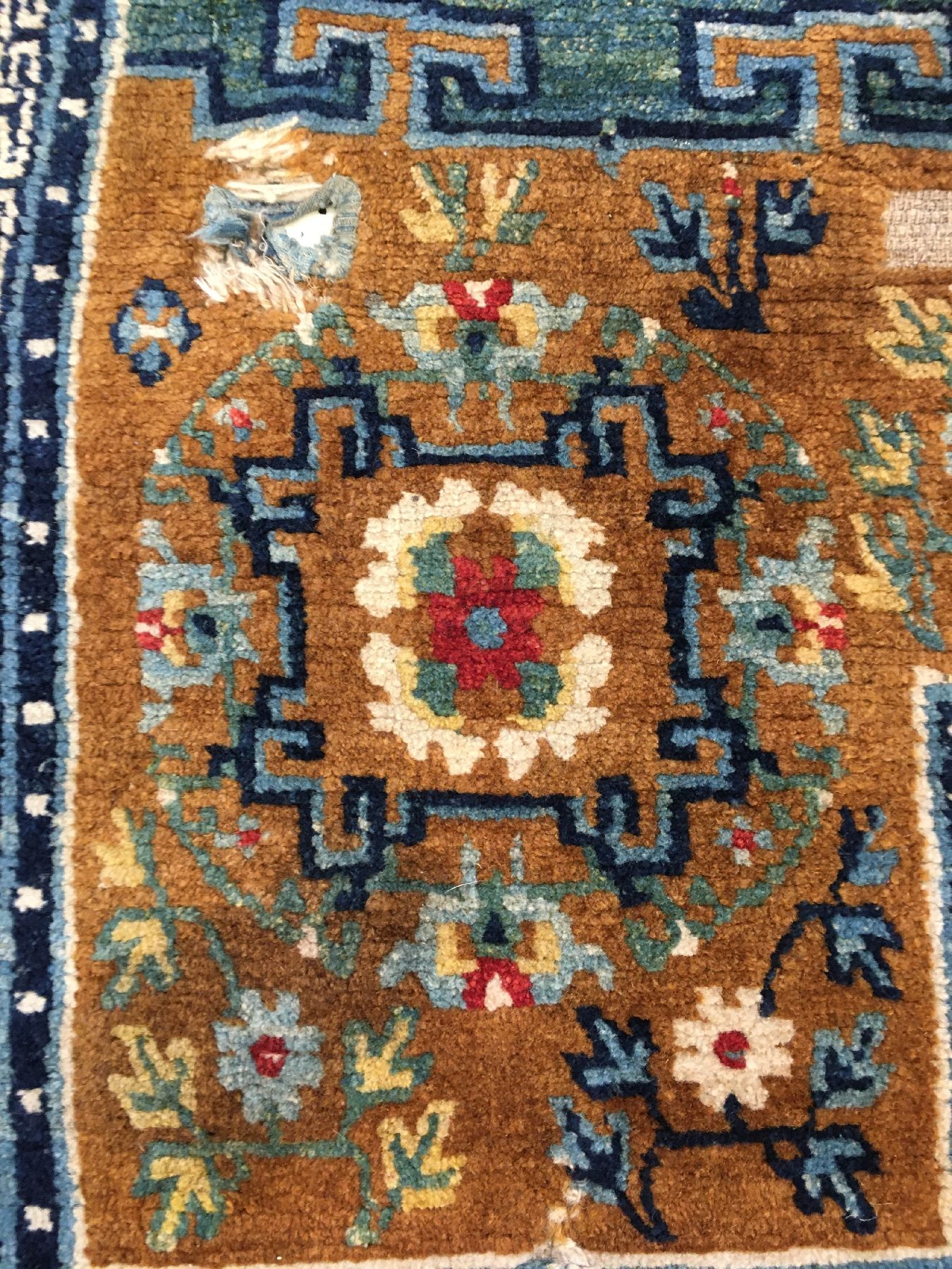 Detail c: Schigatse "Makden" alt (Lotus & Päonien), Südtibet, um 1920, Wolle geknüpft auf Wolle. Sattelauflage der tibeter mit indigoblauen ...
