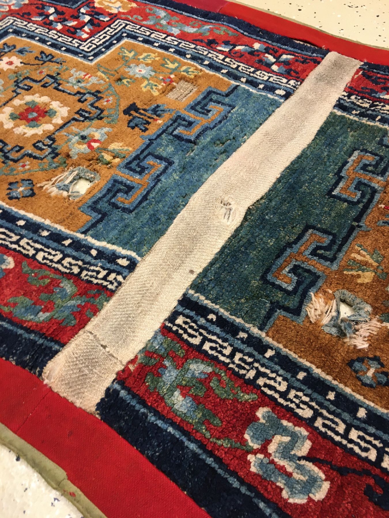 Detail d: Schigatse "Makden" alt (Lotus & Päonien), Südtibet, um 1920, Wolle geknüpft auf Wolle. Sattelauflage der tibeter mit indigoblauen ...
