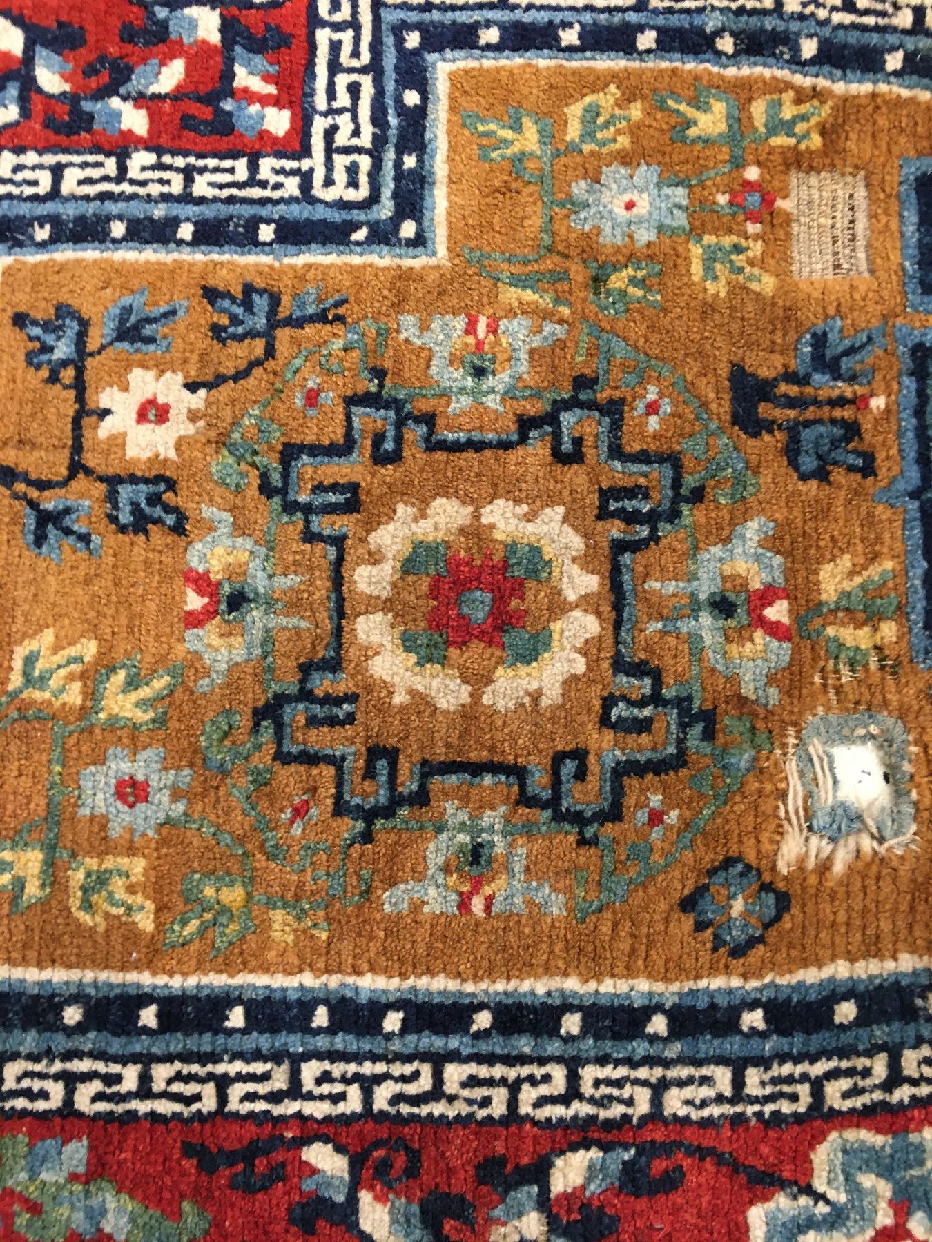 Detail e: Schigatse "Makden" alt (Lotus & Päonien), Südtibet, um 1920, Wolle geknüpft auf Wolle. Sattelauflage der tibeter mit indigoblauen ...