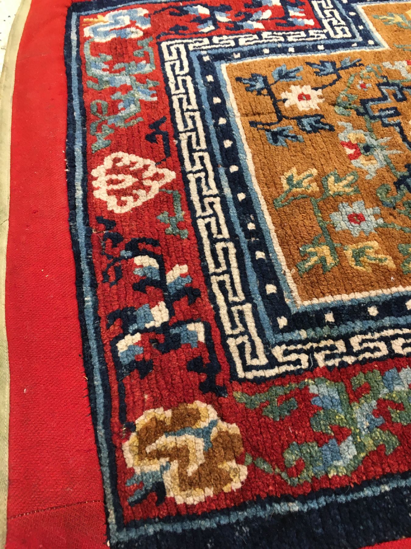Detail f: Schigatse "Makden" alt (Lotus & Päonien), Südtibet, um 1920, Wolle geknüpft auf Wolle. Sattelauflage der tibeter mit indigoblauen ...