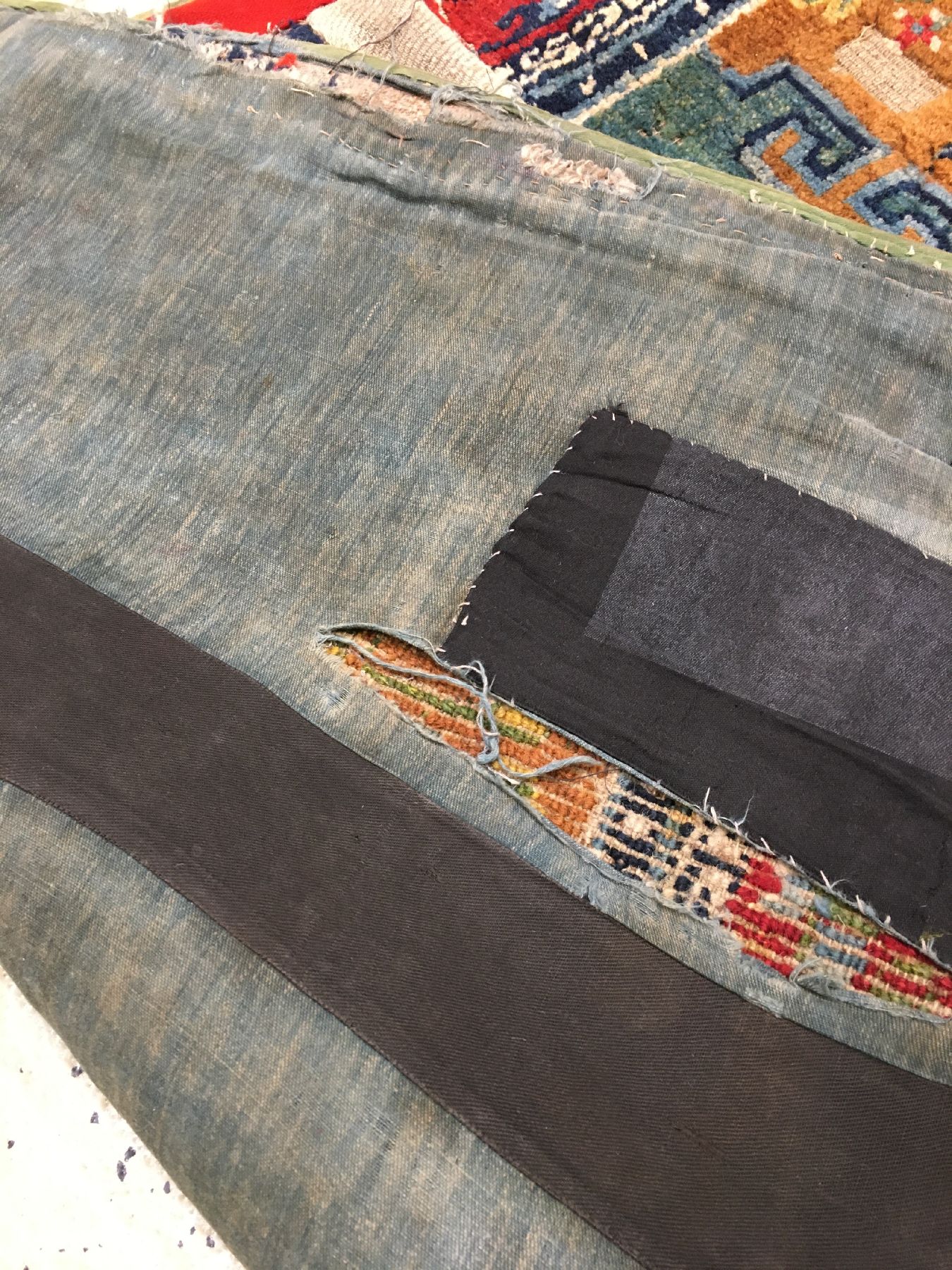 Detail g: Schigatse "Makden" alt (Lotus & Päonien), Südtibet, um 1920, Wolle geknüpft auf Wolle. Sattelauflage der tibeter mit indigoblauen ...