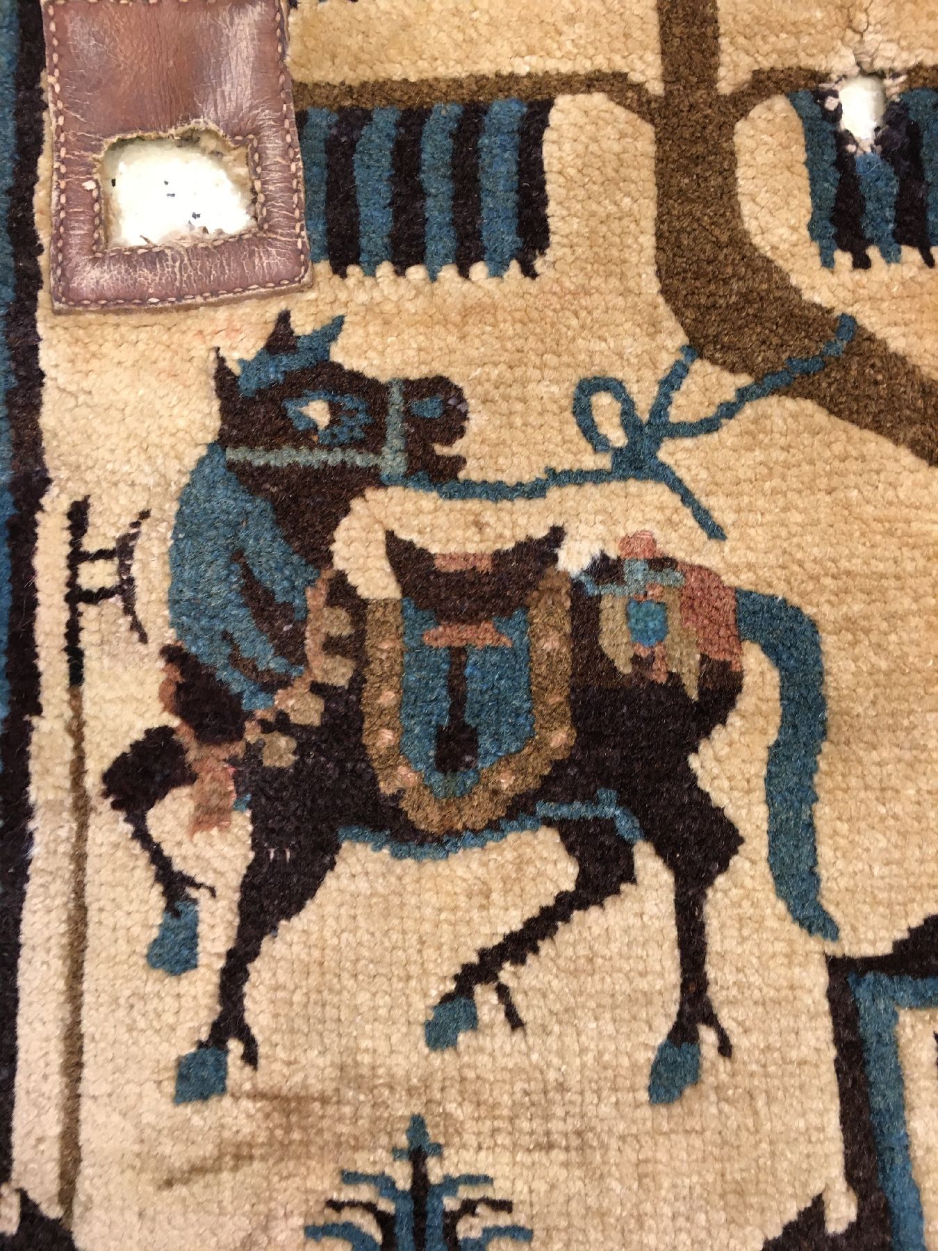Detail c: Seltene Kansu "Sattelauflage" antik (Pferde), Westchina, Mitte 19.Jhd., Wolle geknüpft auf Baumwolle. Rare Sattelauflage aus Westchina ...