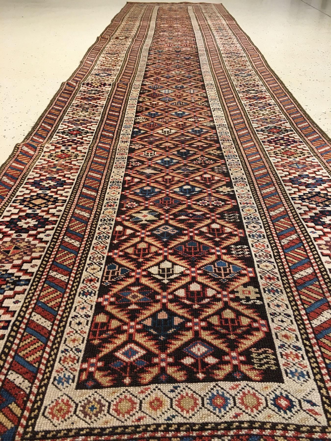 Detail c: Sehr feine Kuba "Galerie" antik, Ostkaukasus, 19.Jhd., Wolle geknüpft auf Wolle. Bemerkenswert fein geknüpfter Kuba mit Rautengitter ...